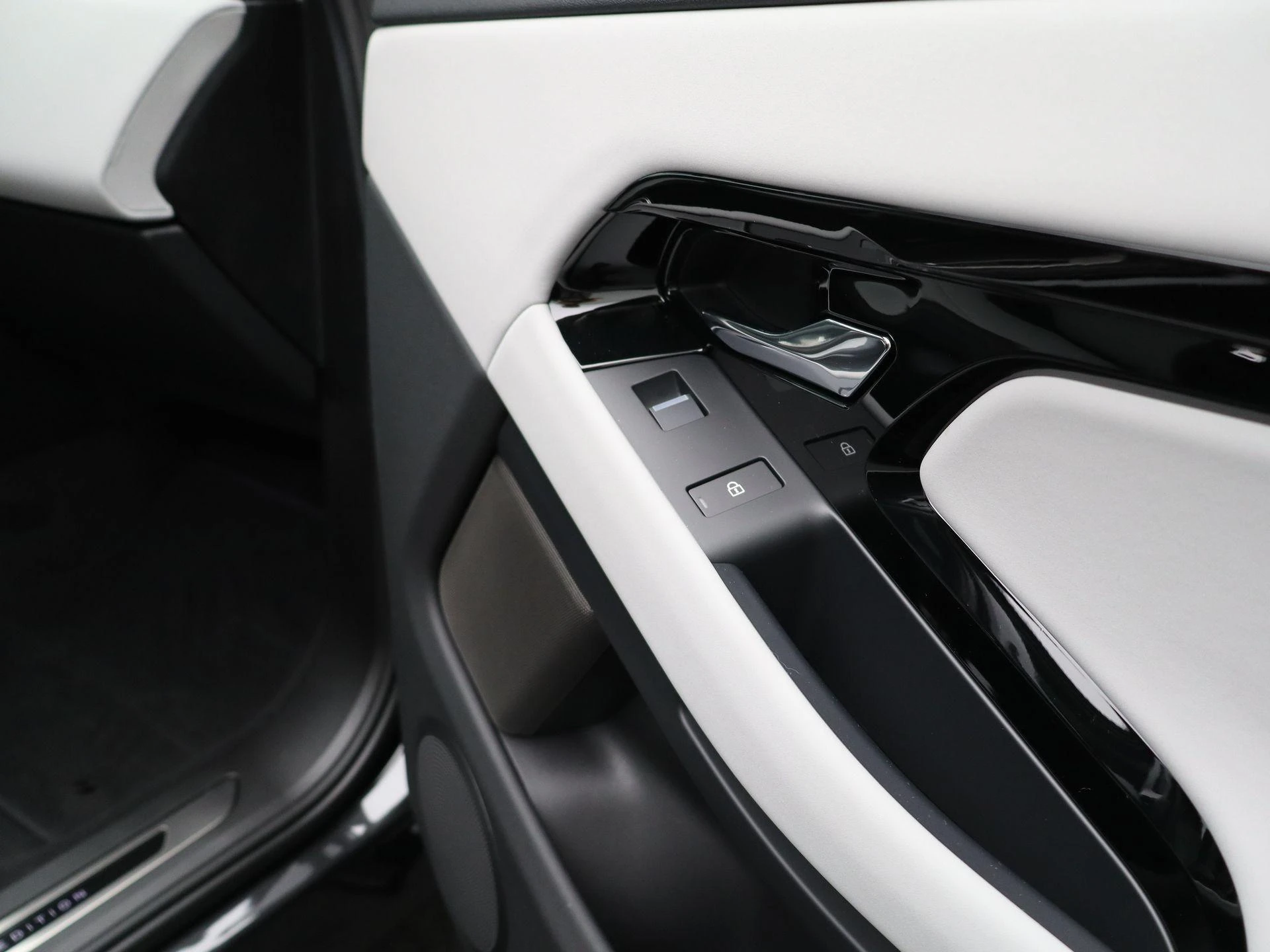 Land Rover-Range Rover Evoque-image-40