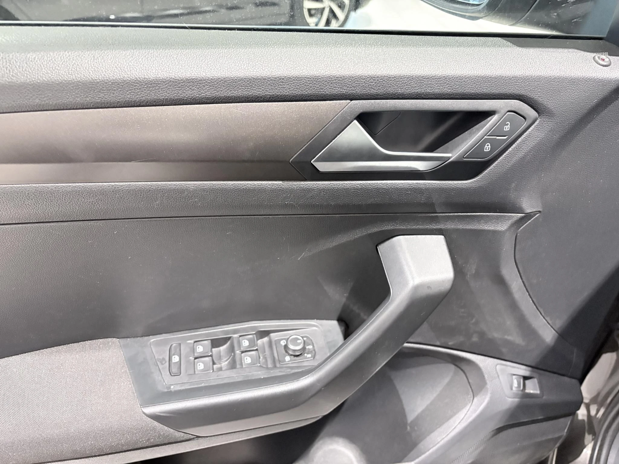 Volkswagen-T-Roc-image-10