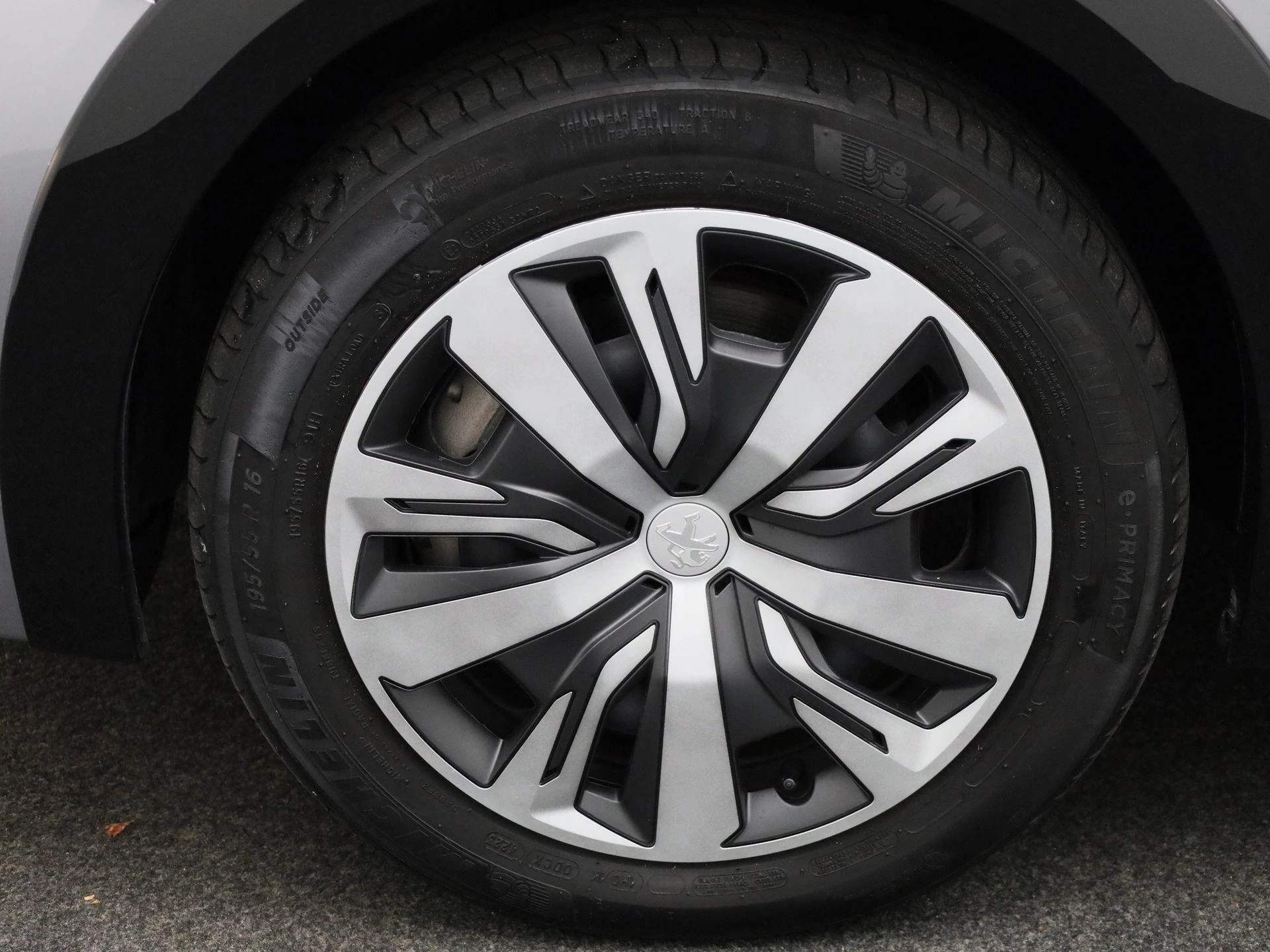 Peugeot-e-208-image-14