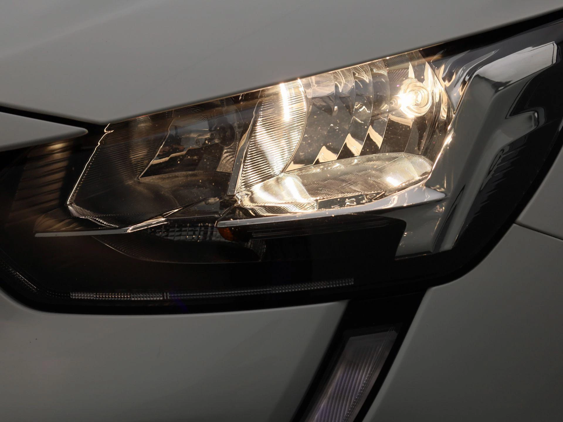 Peugeot-e-208-image-16