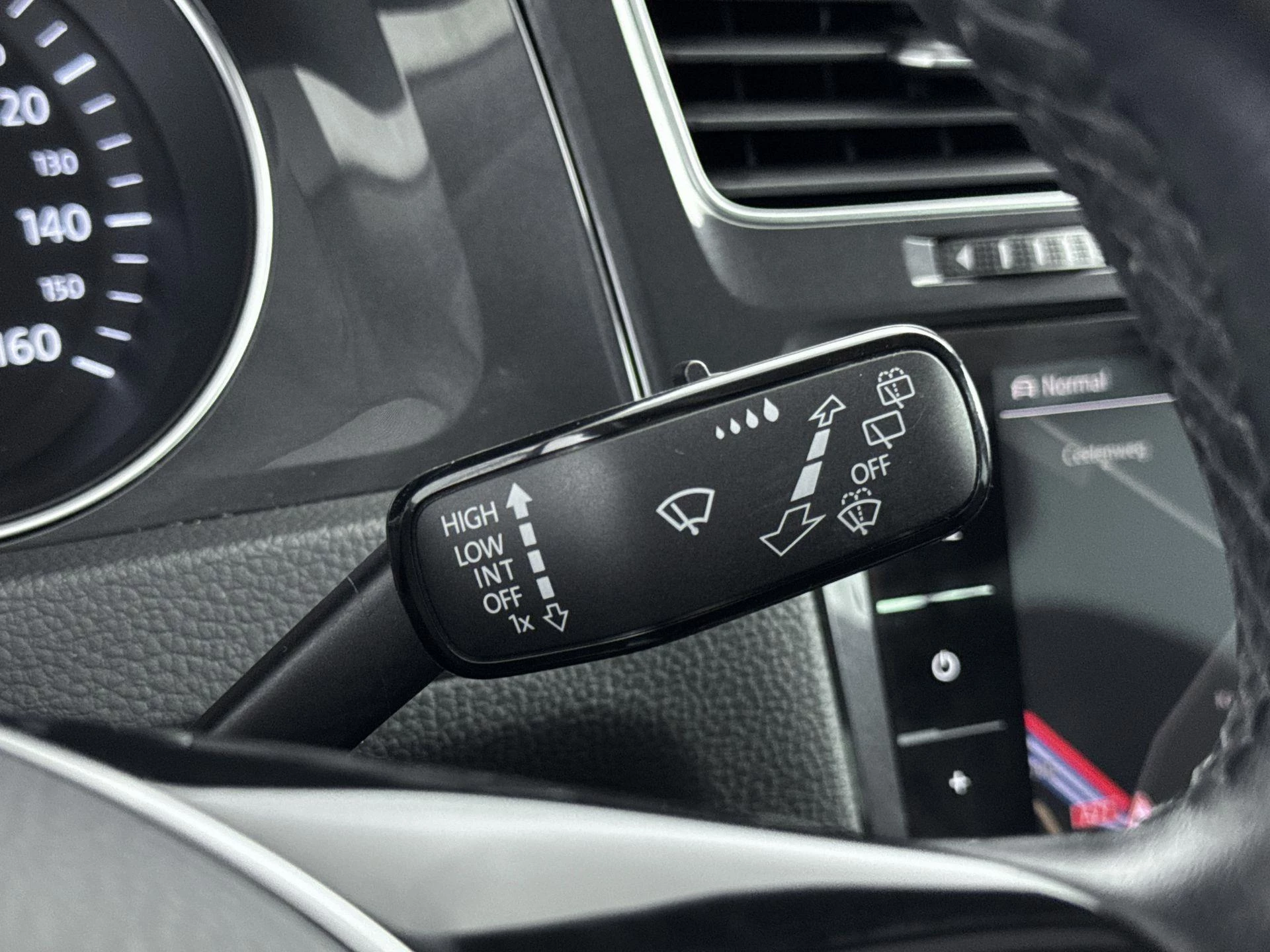 Volkswagen-e-Golf-image-18