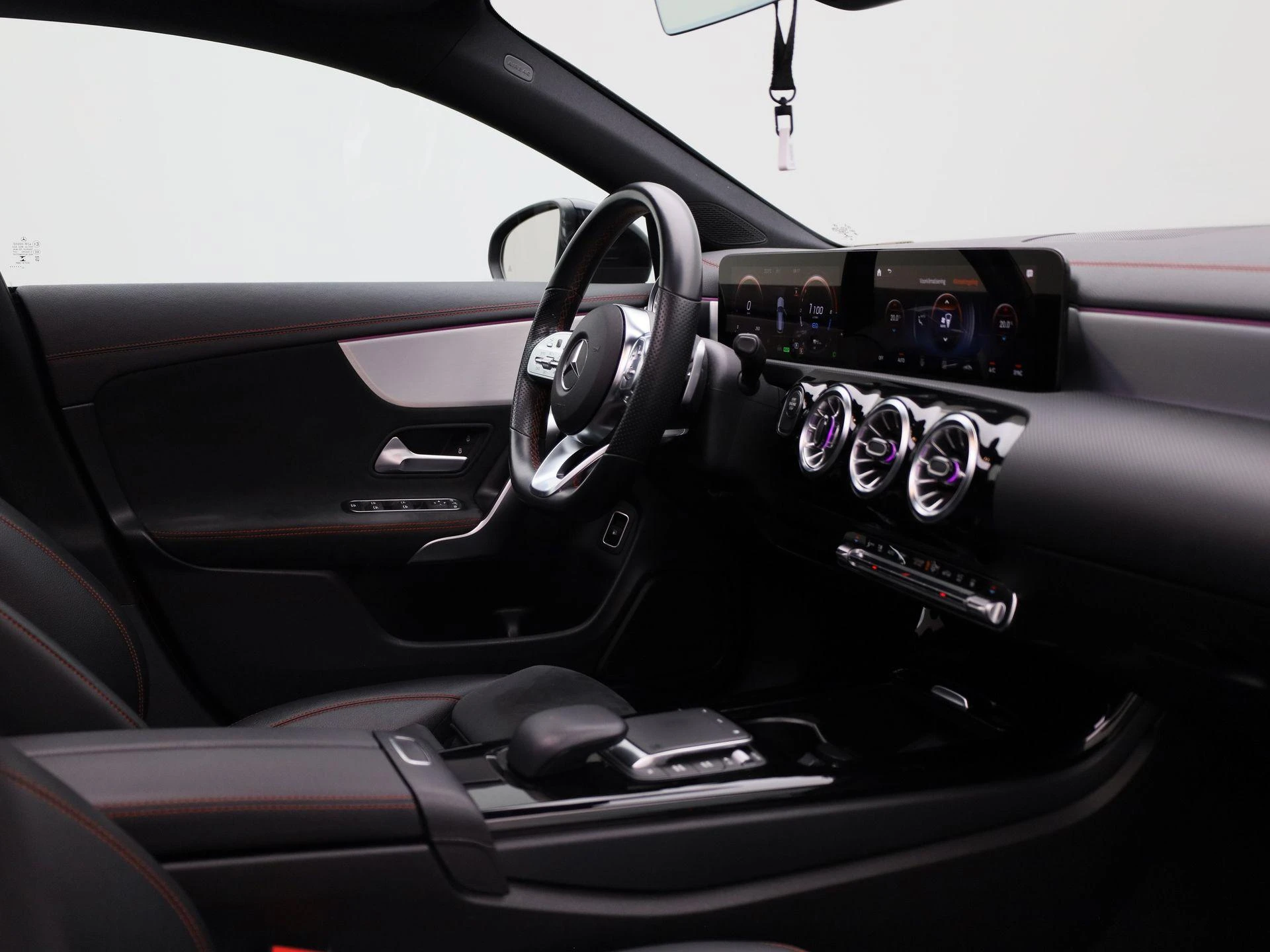 Mercedes-Benz-CLA-image-33