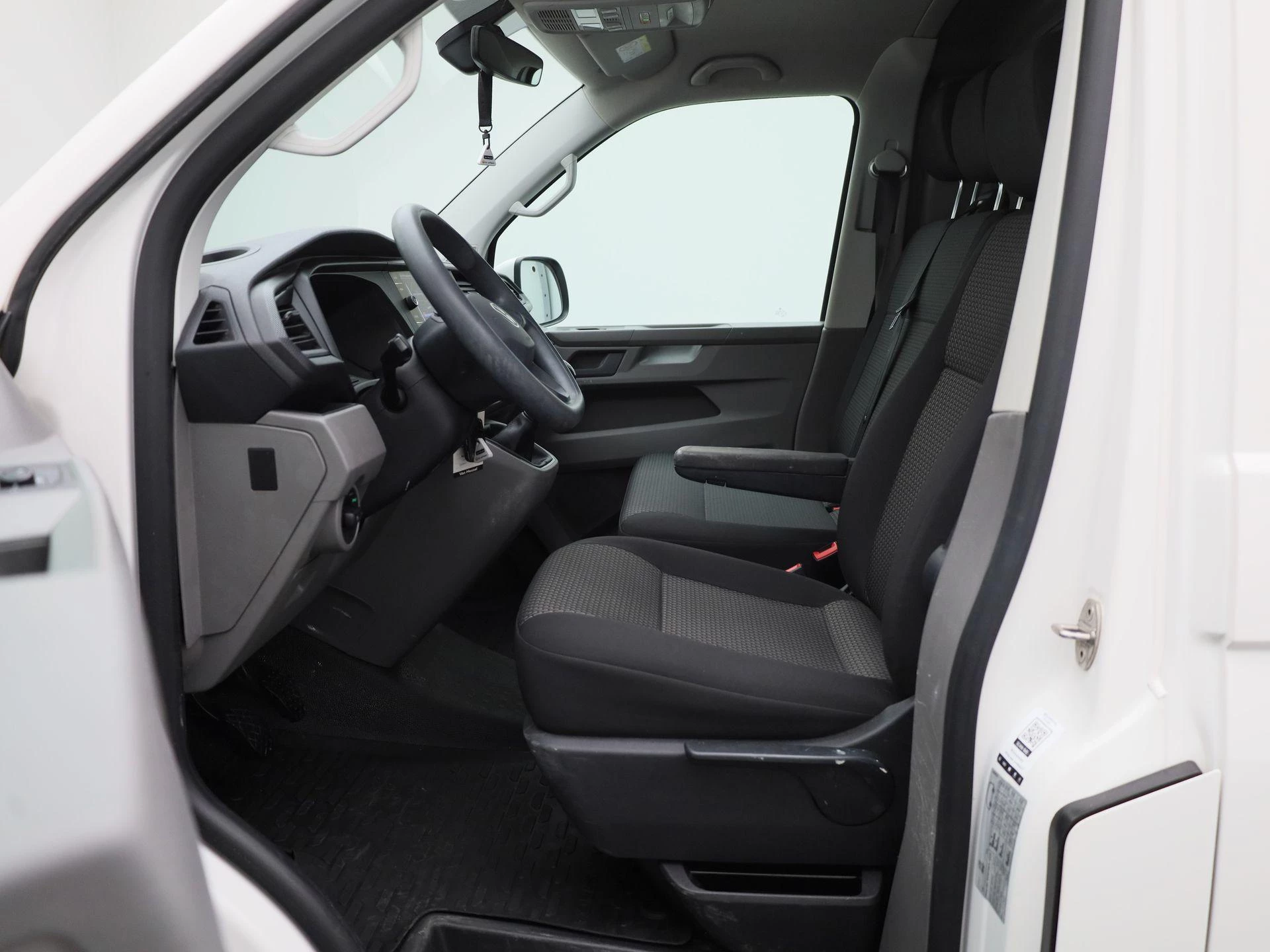 Volkswagen-Transporter-image-10