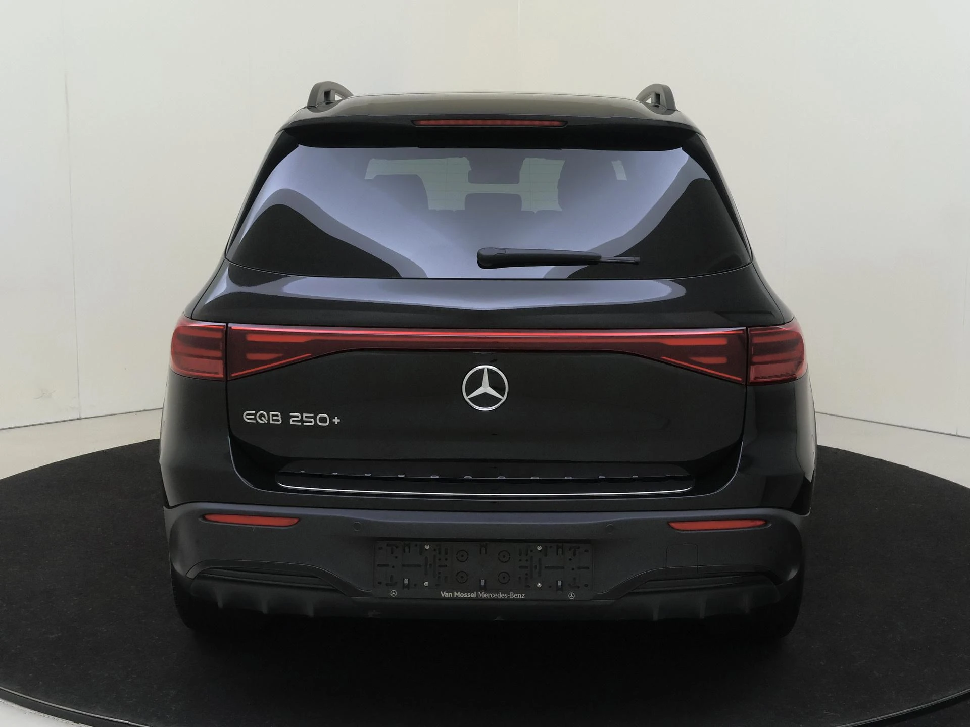 Mercedes-Benz-EQB-image-6