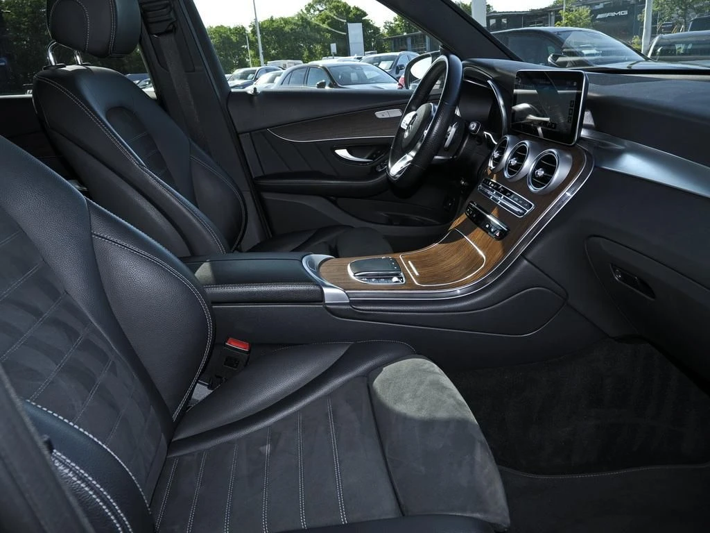 Mercedes-Benz-GLC 300 de-image-12