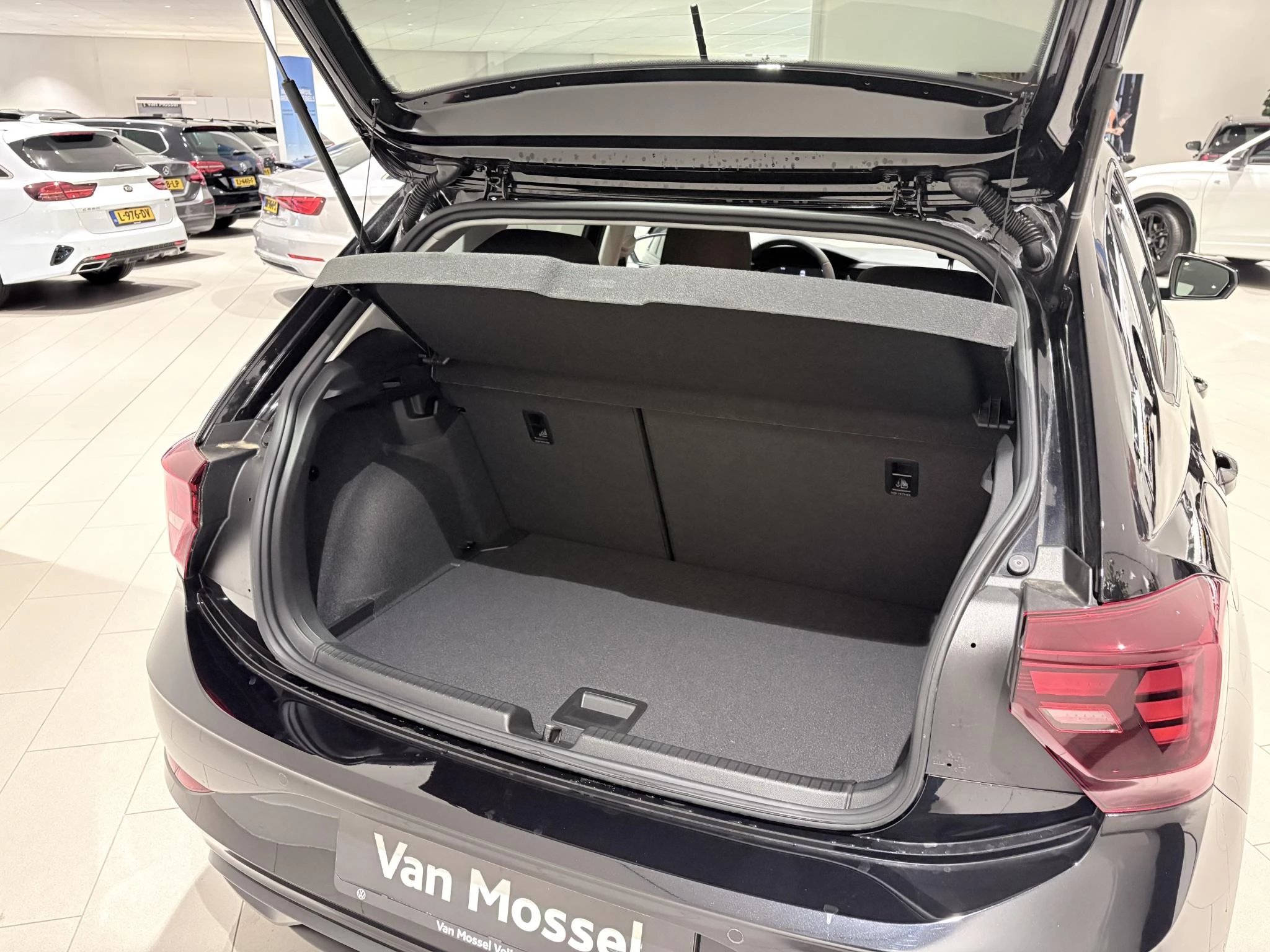 Volkswagen-Polo-image-4