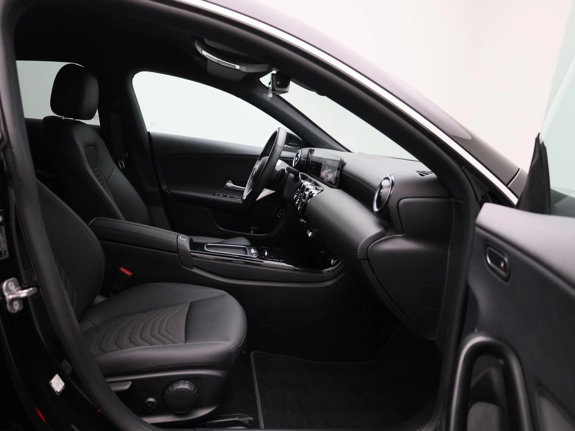 Mercedes-Benz-CLA-image-38