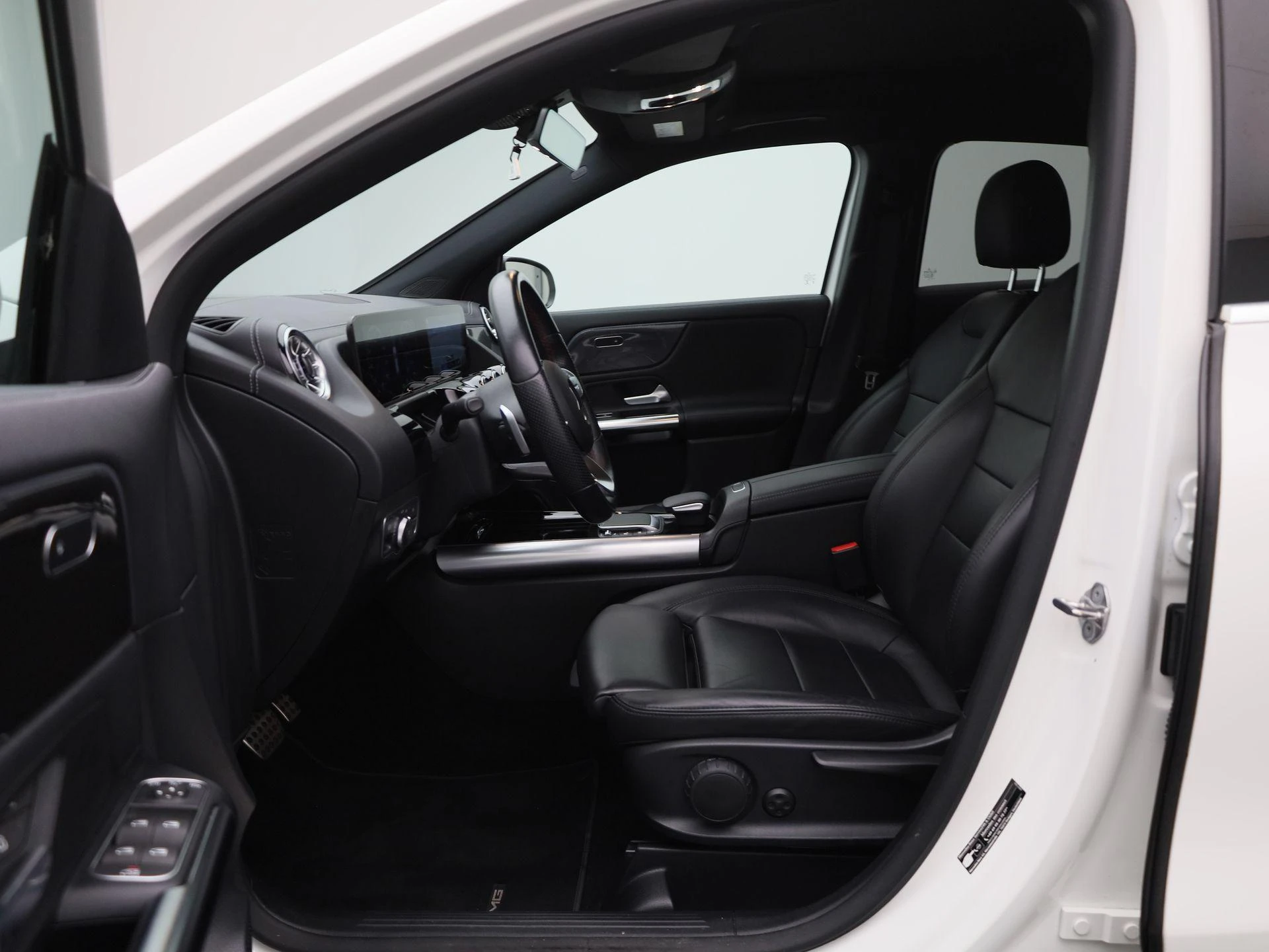 Mercedes-Benz-GLA-image-11