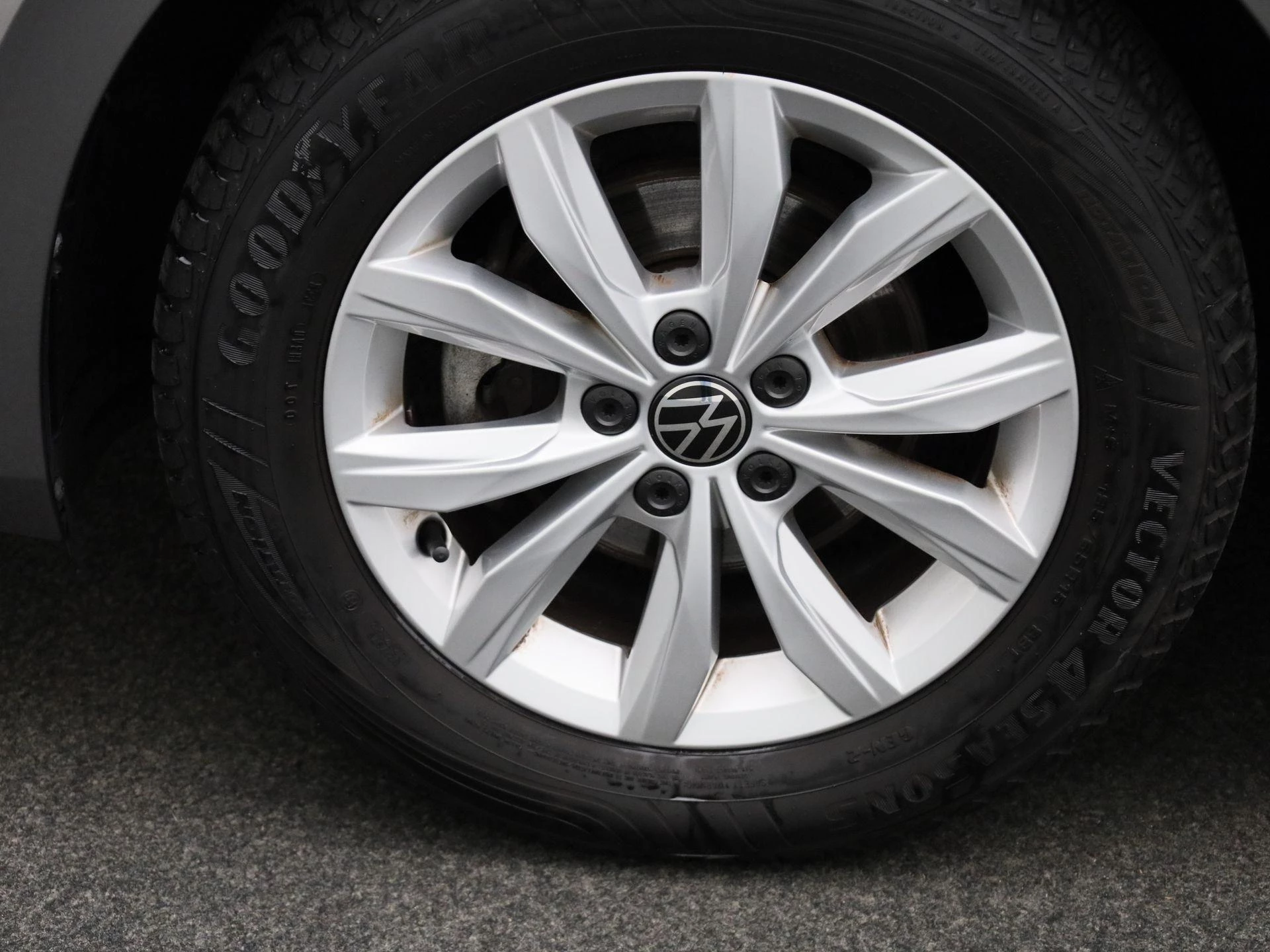 Volkswagen-Polo-image-12