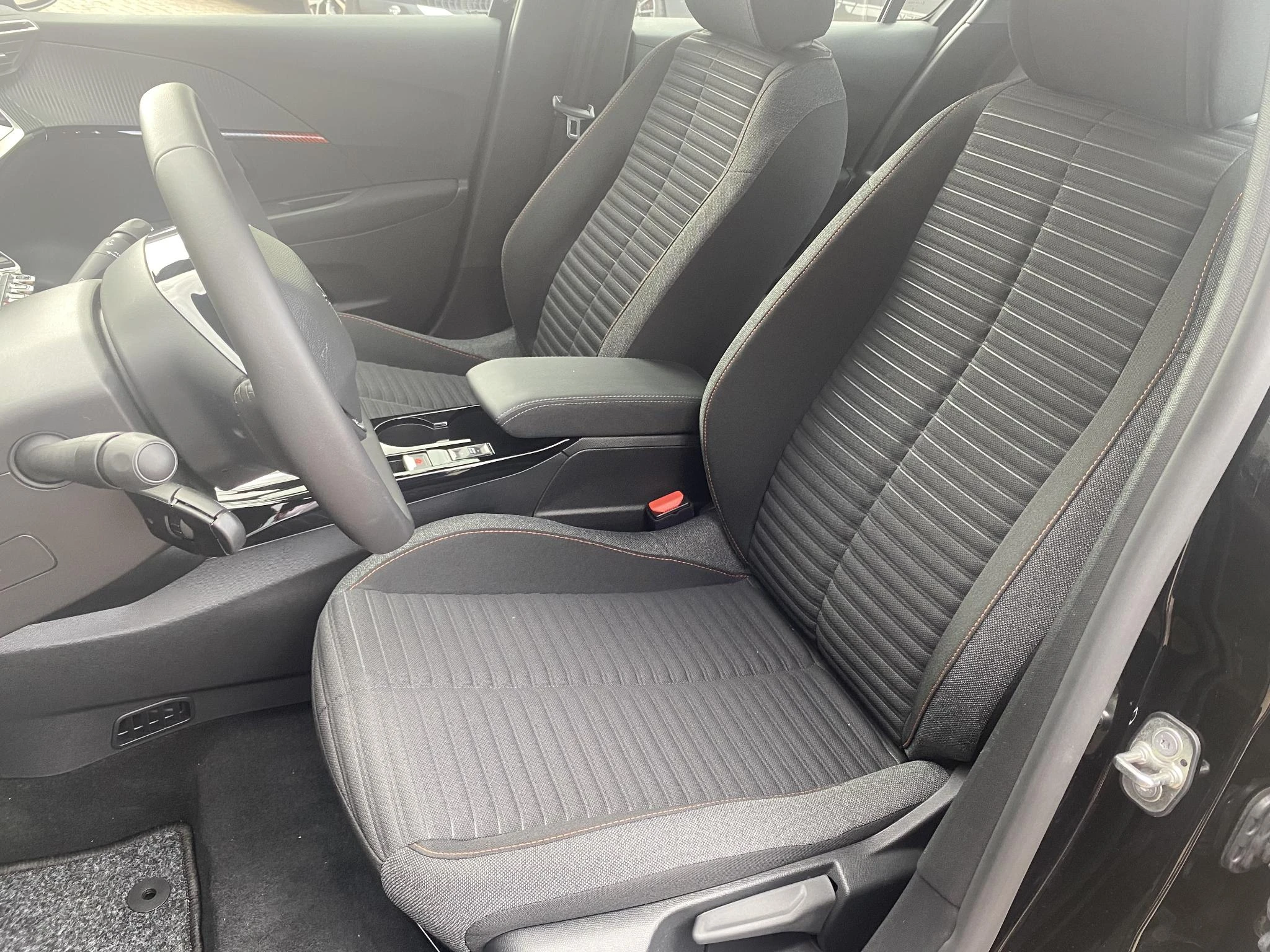 Peugeot-e-208-image-22