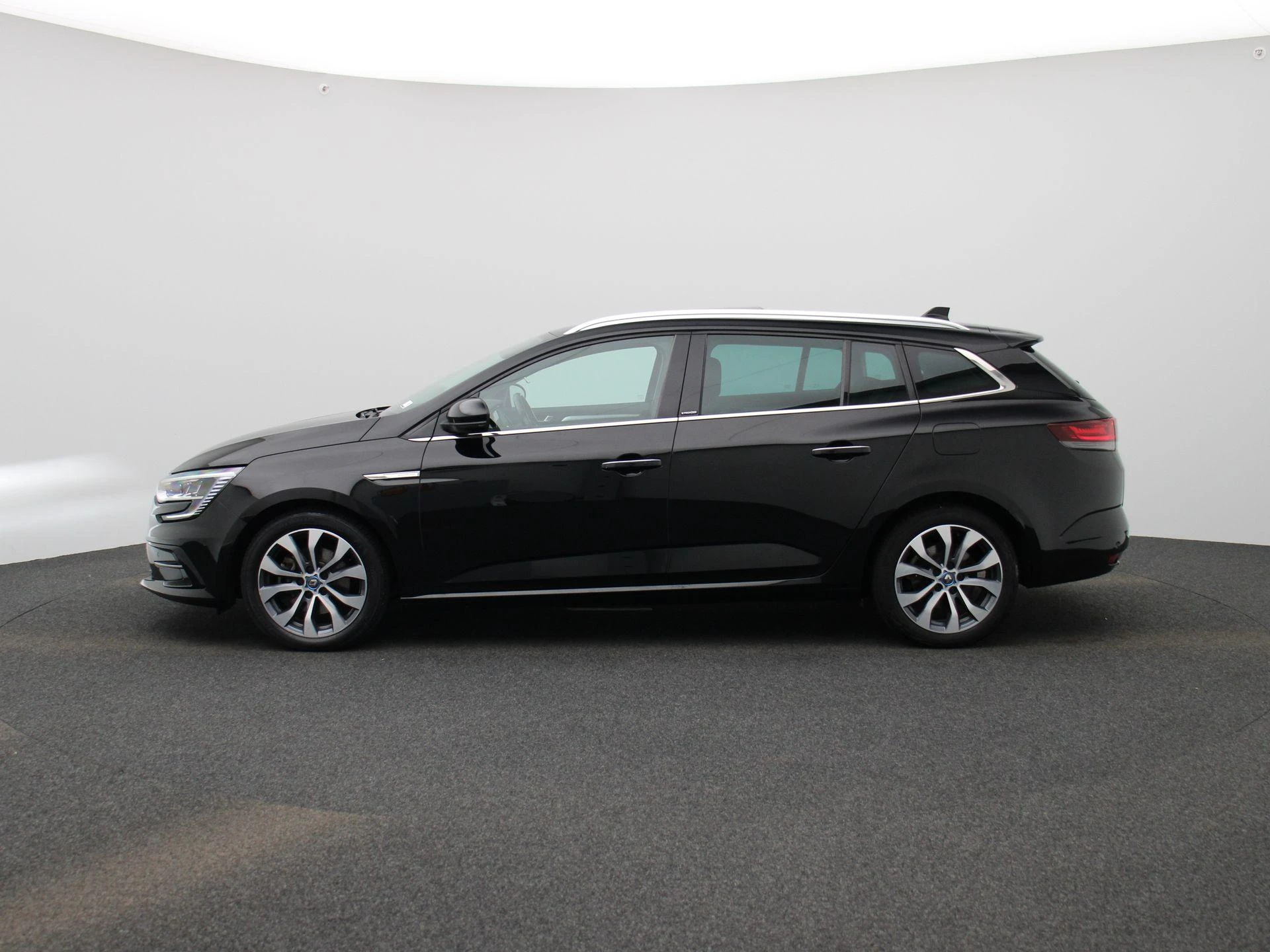 Renault-Megane E-Tech-image-3