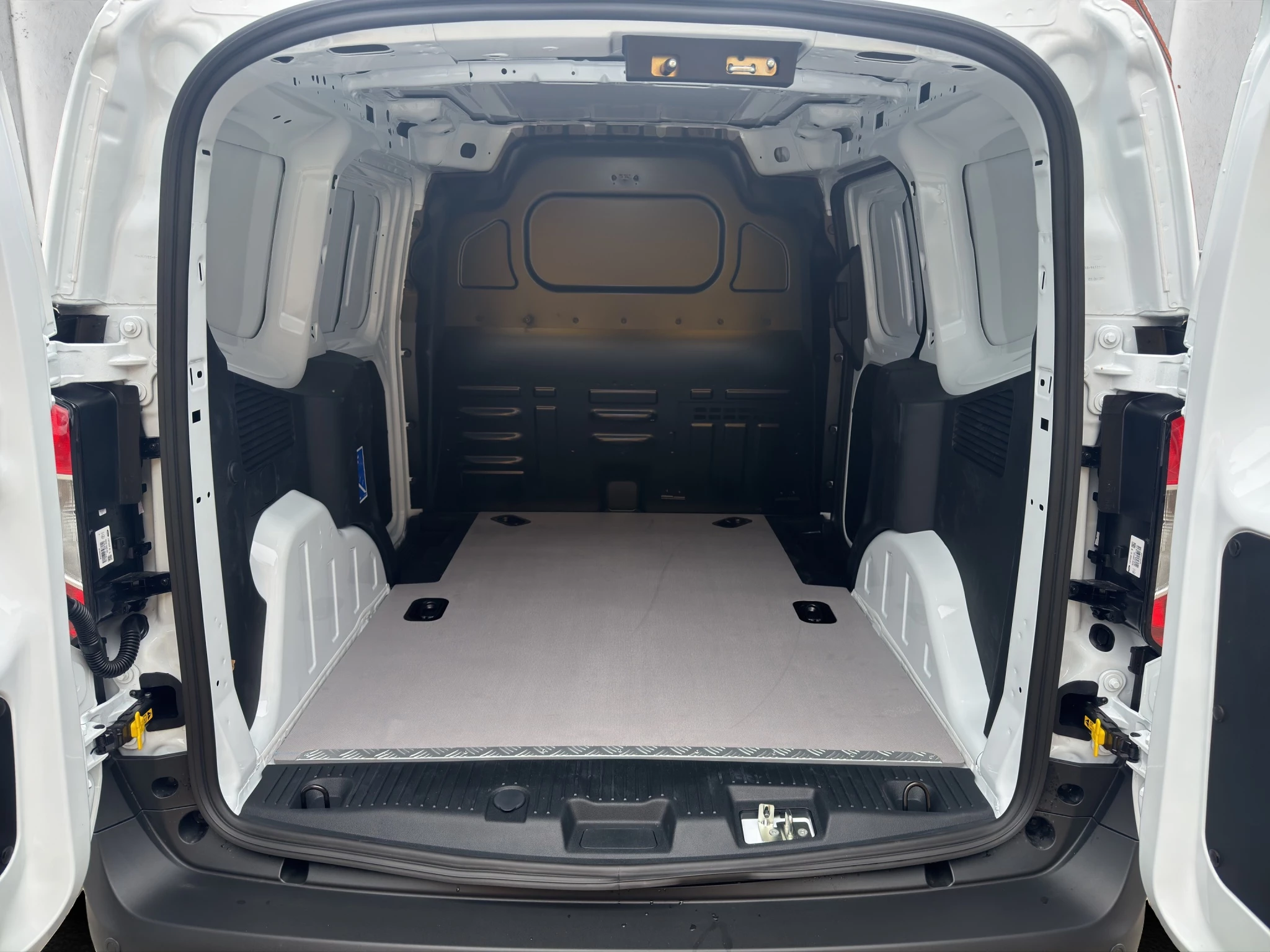 Ford-Transit Courier-image-17