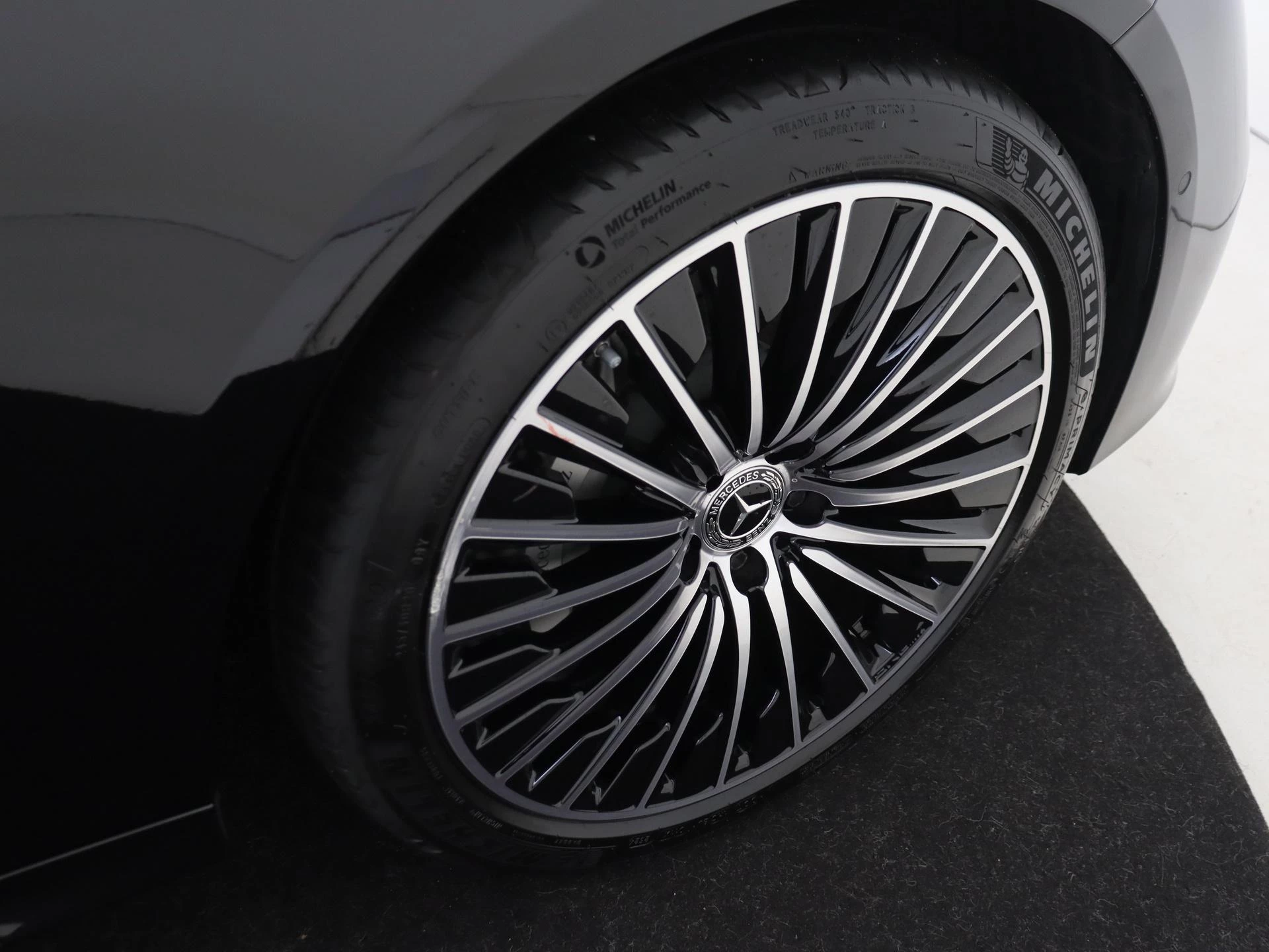 Mercedes-Benz-E-Klasse-image-9