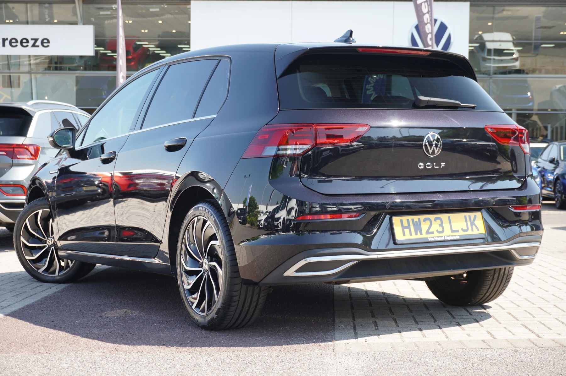 Volkswagen-Golf-image-2