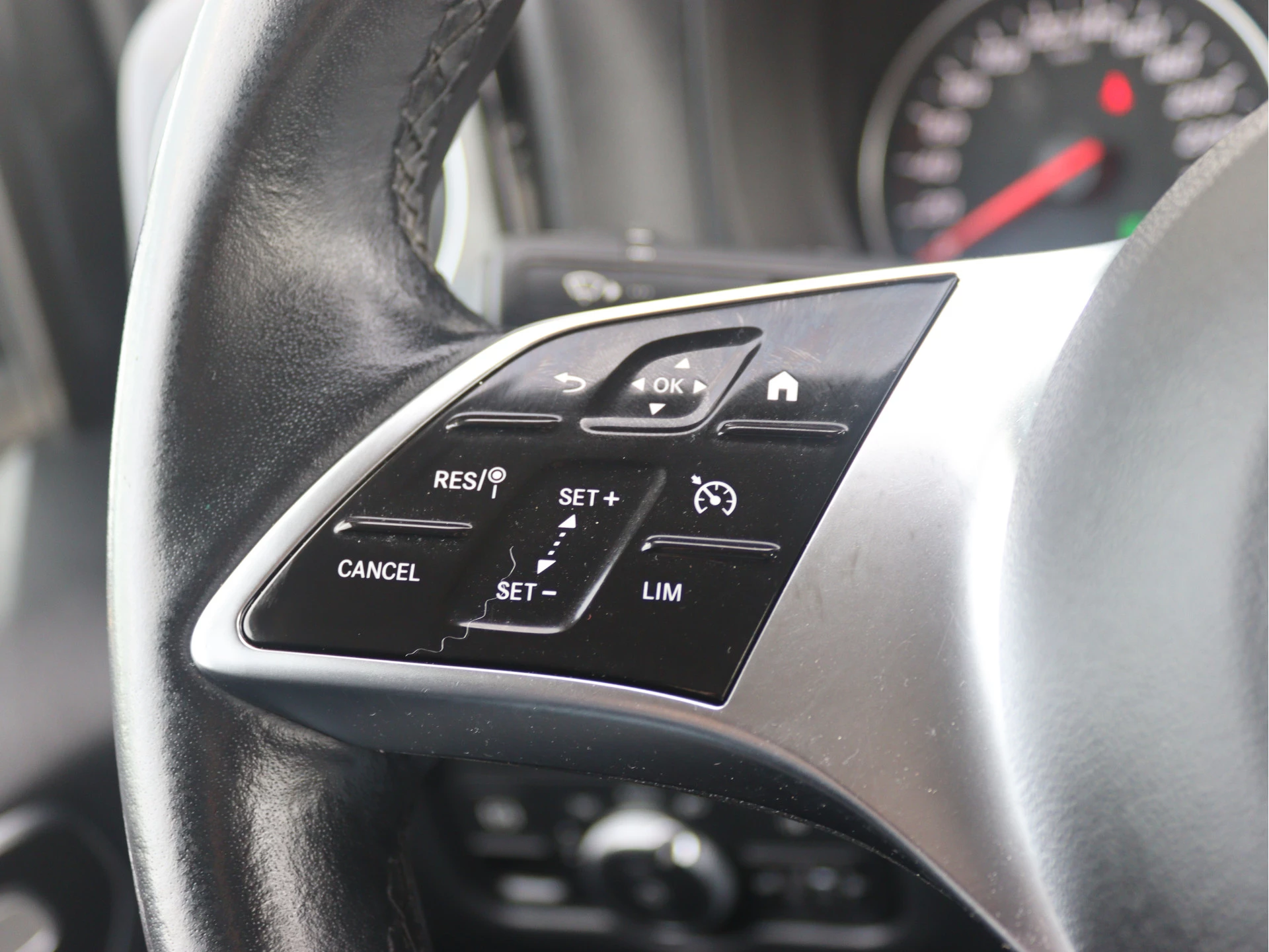 Mercedes-Benz-Vito-image-7