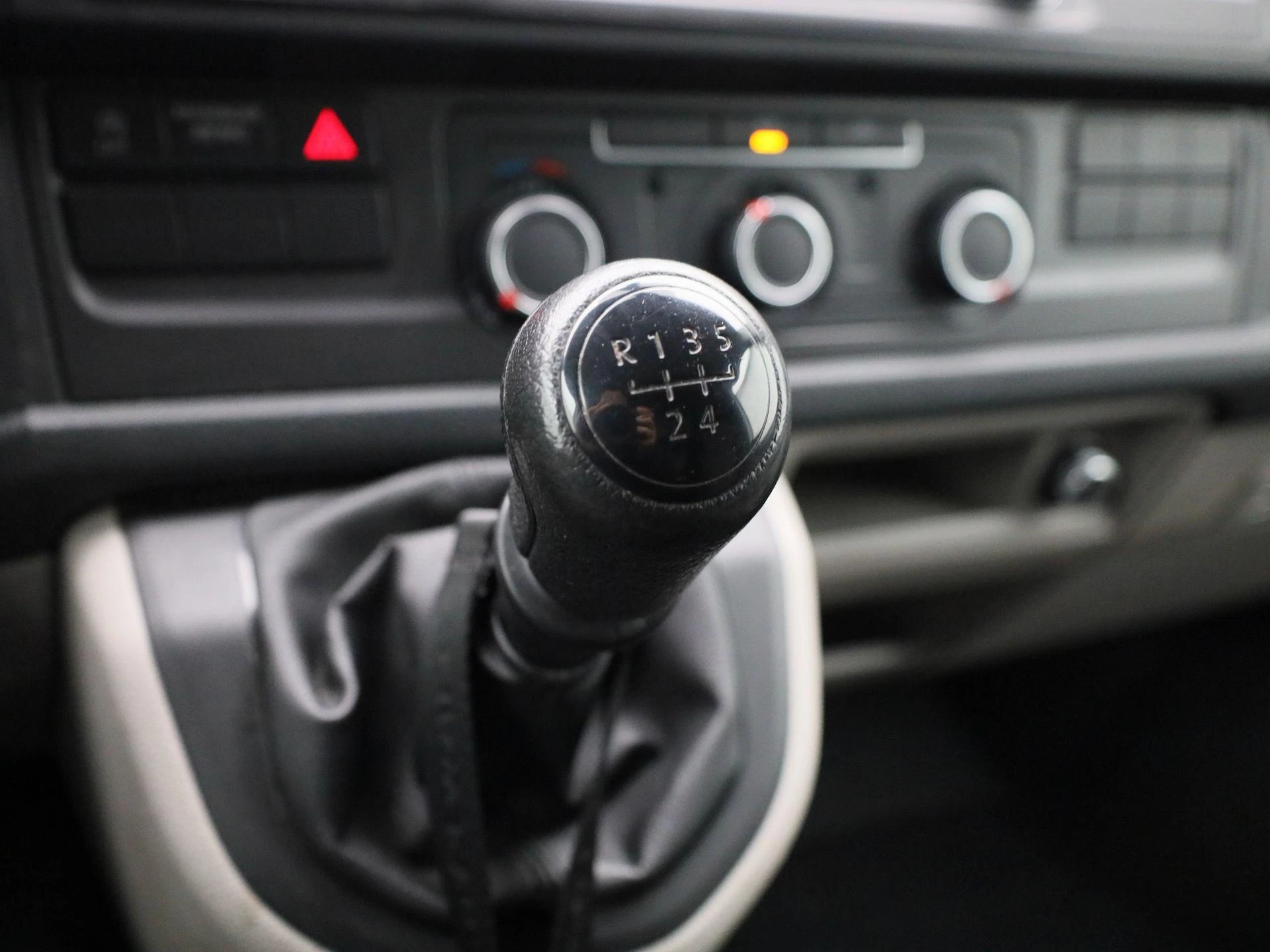 Volkswagen-Transporter-image-11
