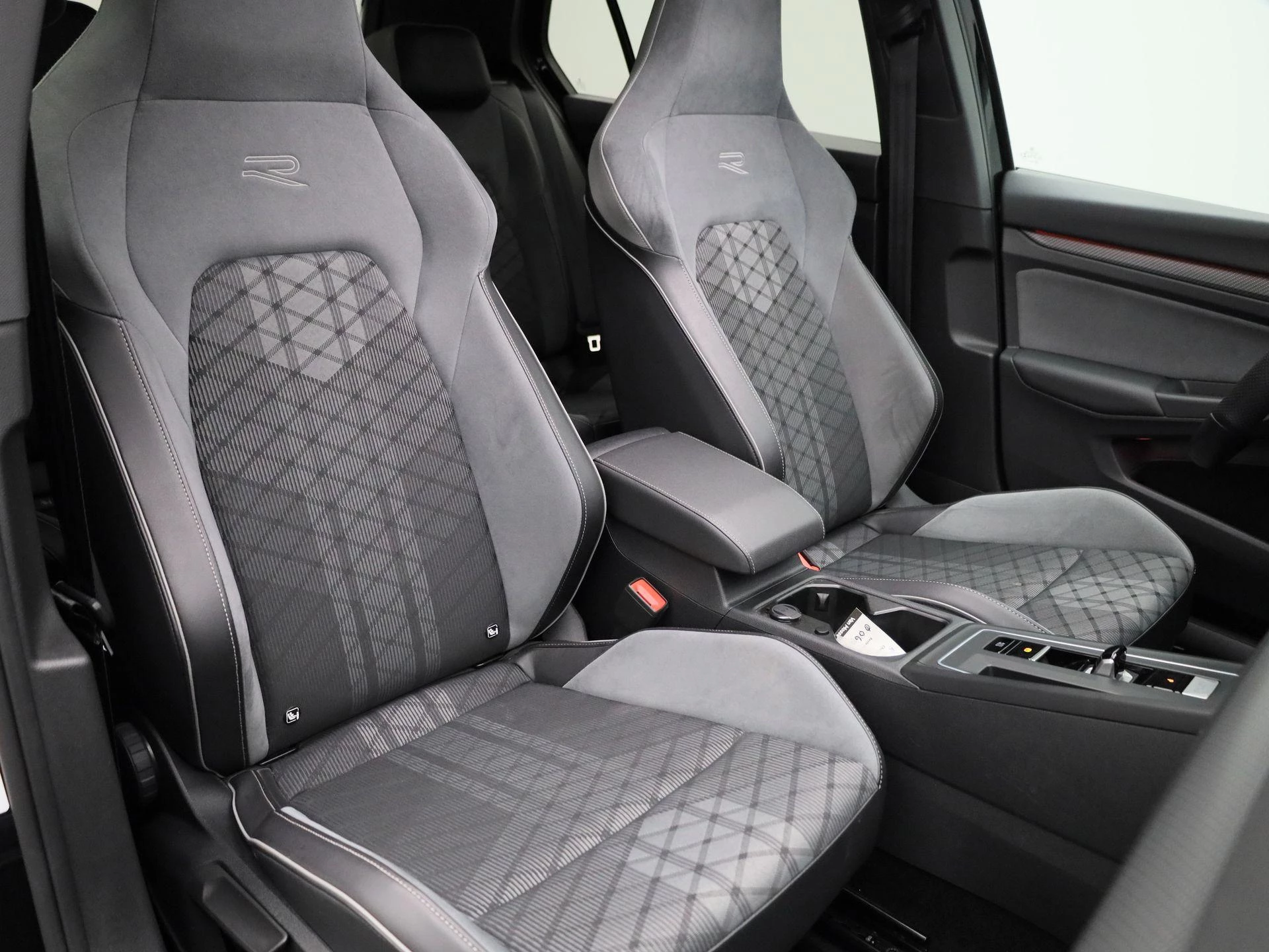 Volkswagen Golf 1.5 eTSI R-Line
