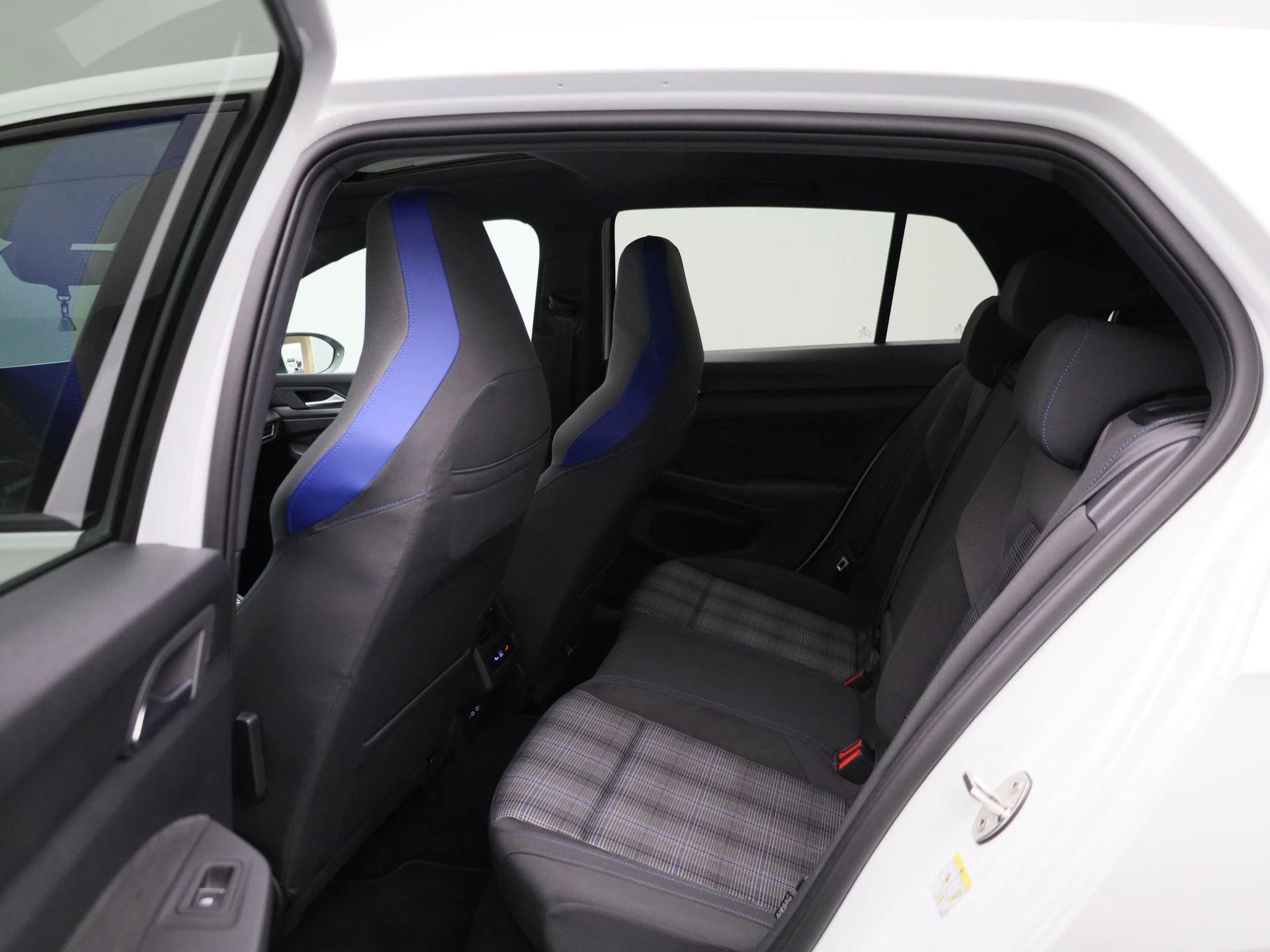 Volkswagen-Golf-image-9