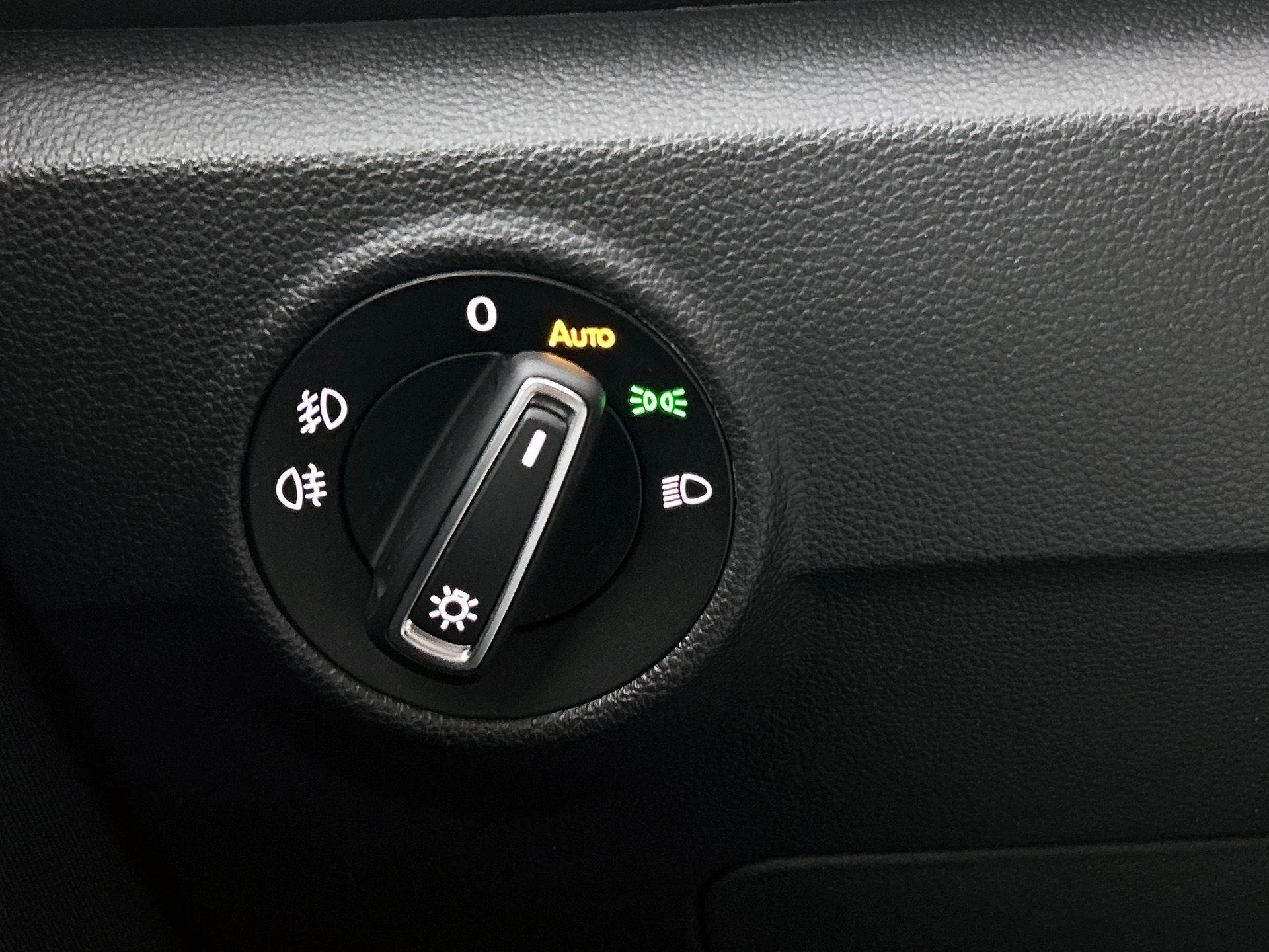 Volkswagen-T-Roc-image-23