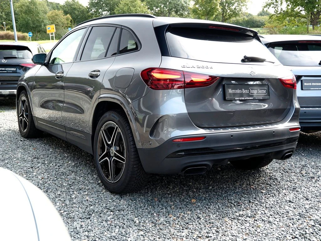 Mercedes-Benz-GLA 200 d-image-5