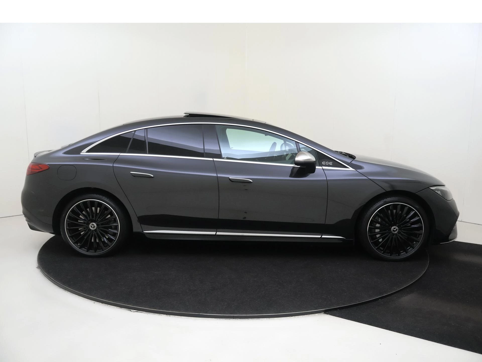 Mercedes-Benz-EQE-image-8