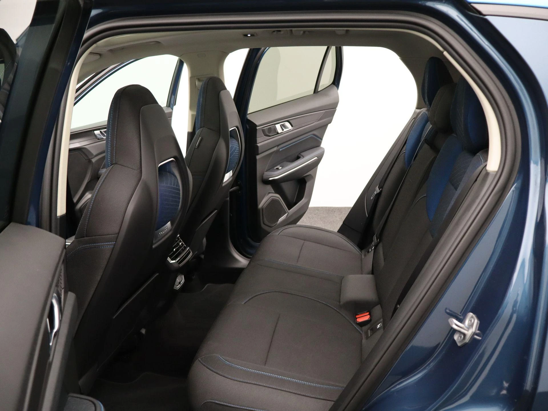 Lynk & Co-01-image-12