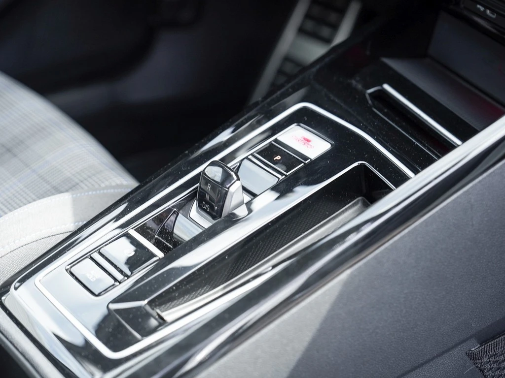 Volkswagen-Golf-image-9