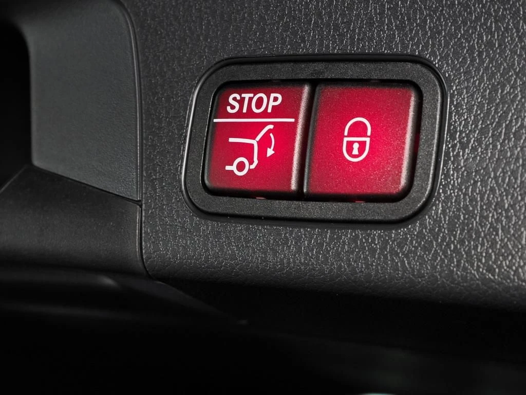 Mercedes-Benz-GLB 220 d-image-11