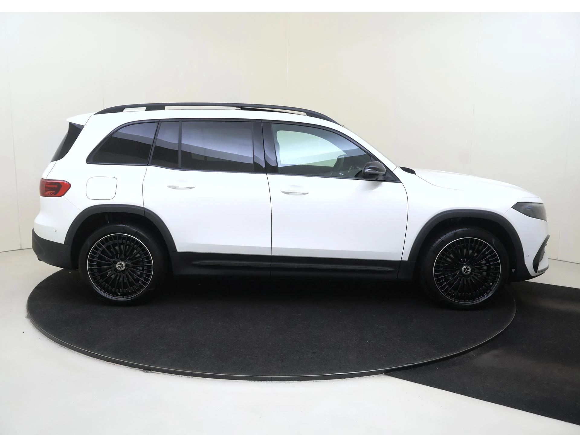 Mercedes-Benz-EQB-image-7