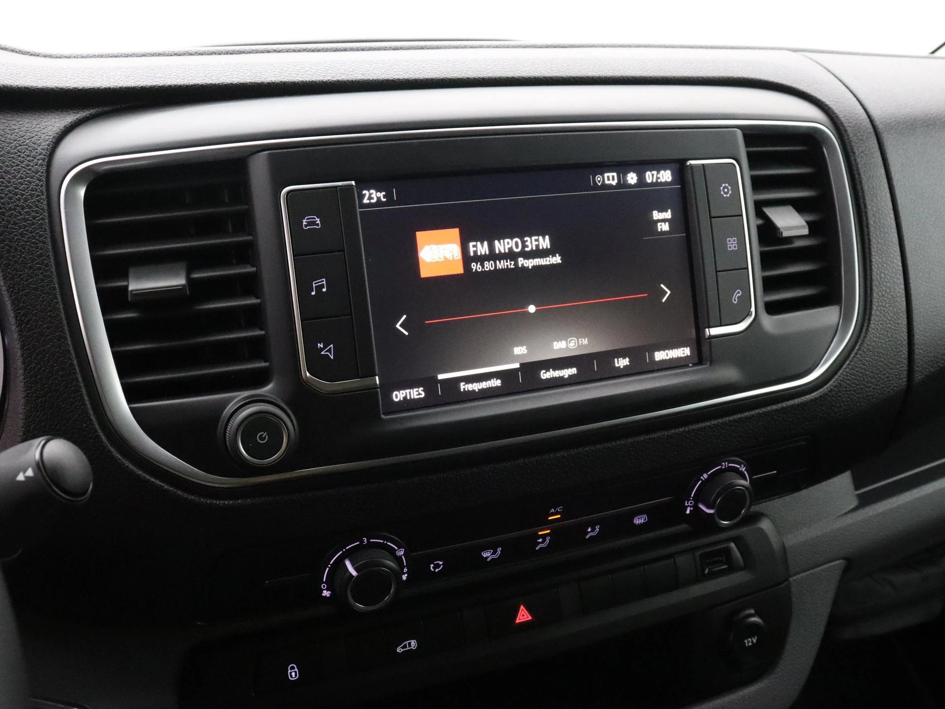 Opel-Vivaro-image-13