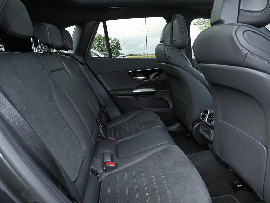 Mercedes-Benz-GLC 220 d-image-10