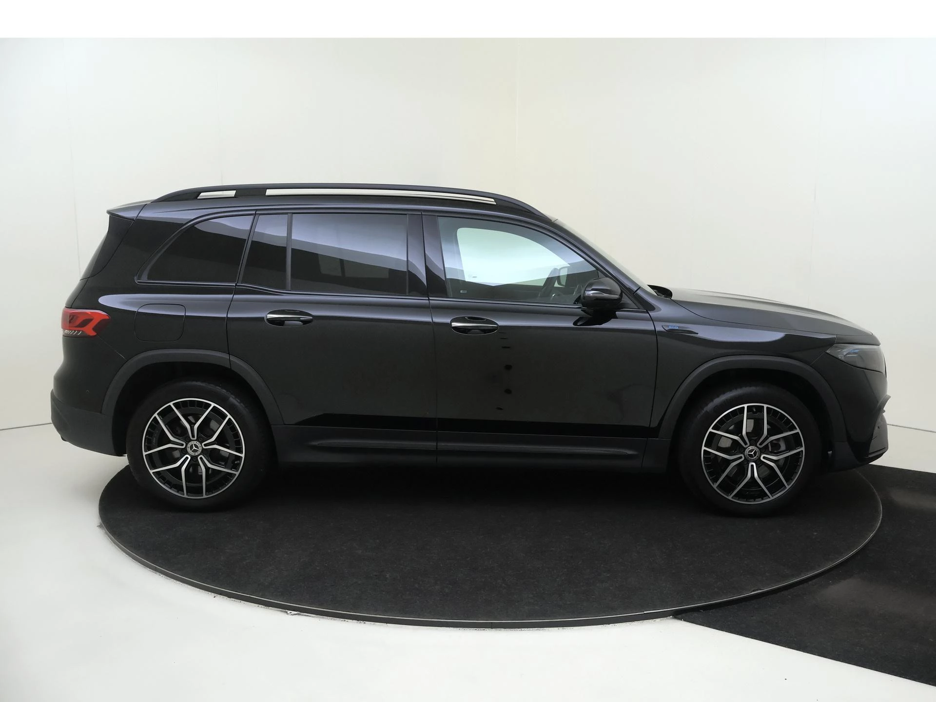 Mercedes-Benz-EQB-image-8