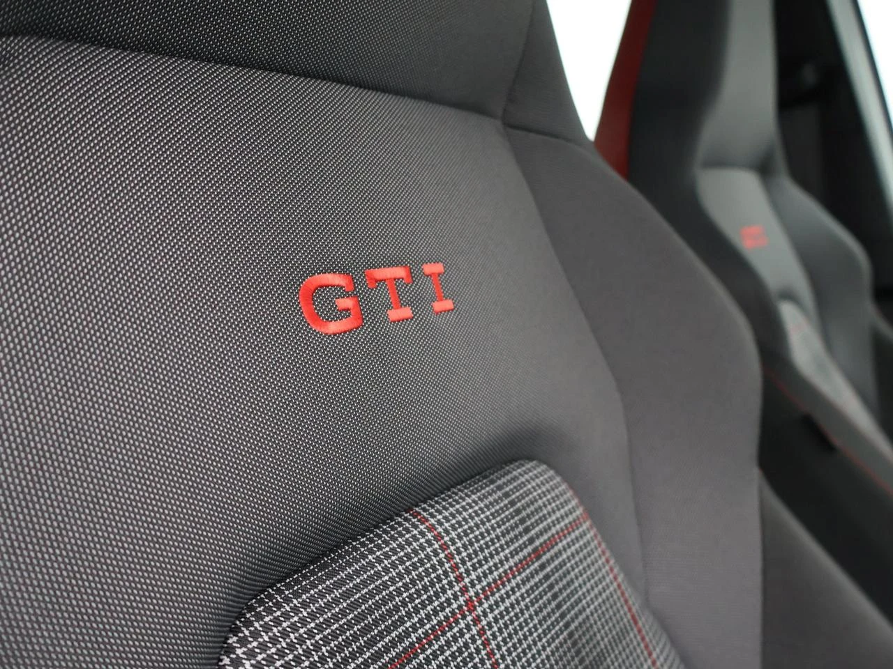 Volkswagen-Golf-image-9