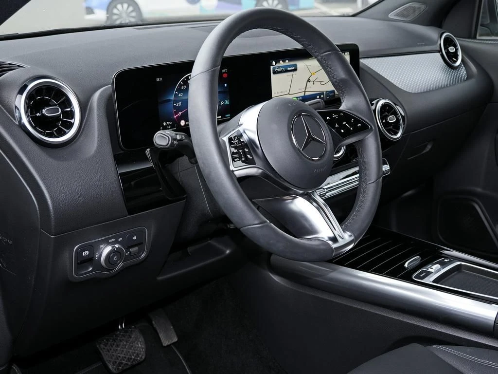 Mercedes-Benz-GLA 200-image-8