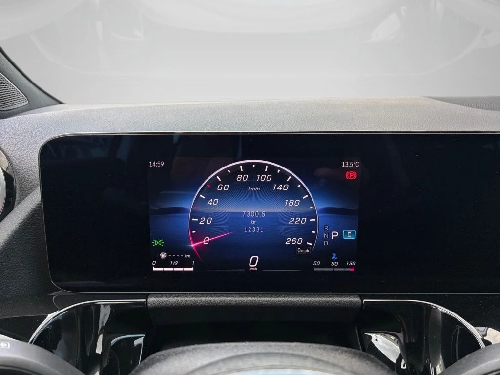 Mercedes-Benz-GLA 200 d-image-6