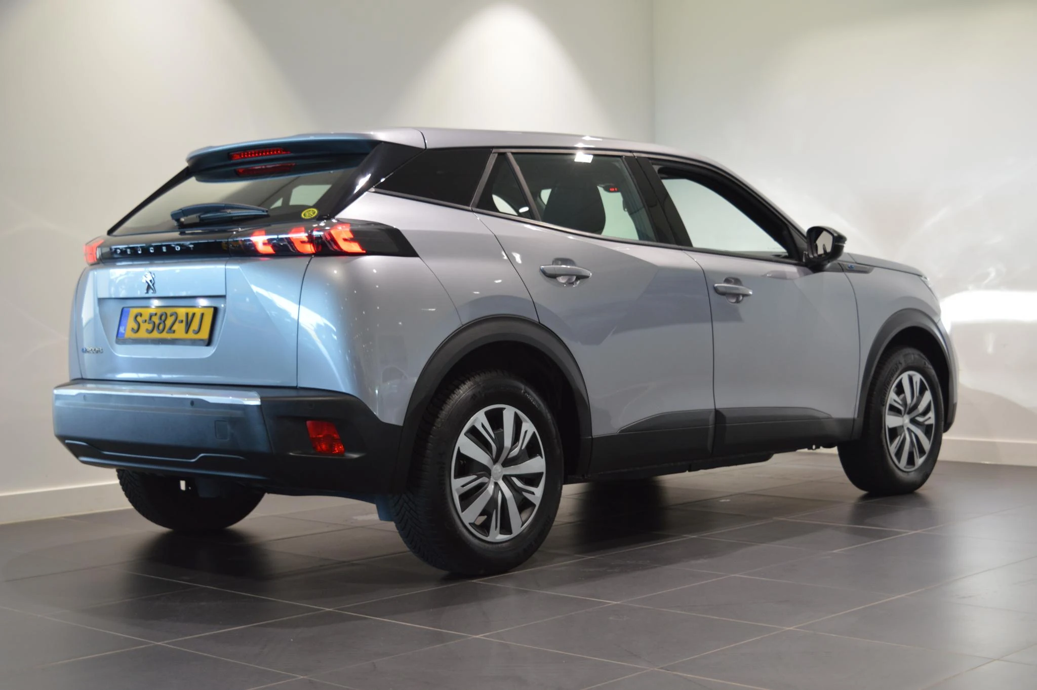 Peugeot-e-2008-image-4