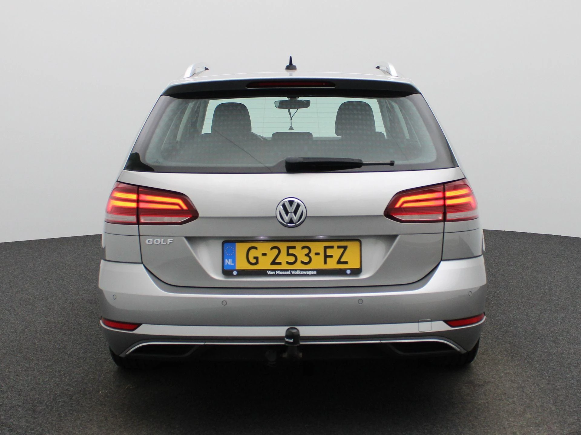 Volkswagen-Golf-image-4