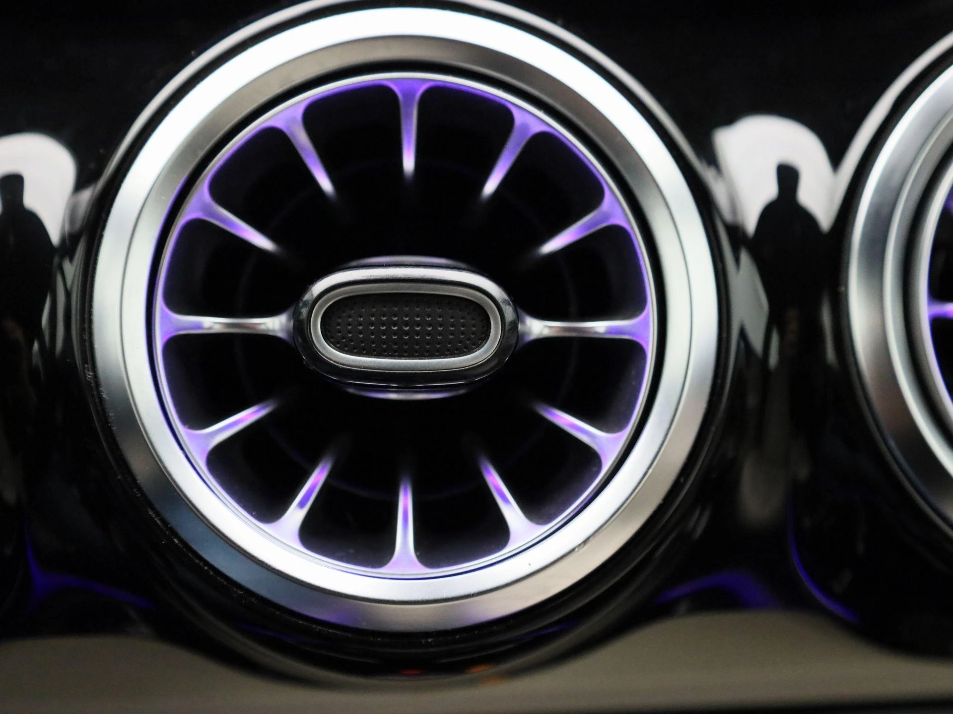 Mercedes-Benz-EQB-image-31