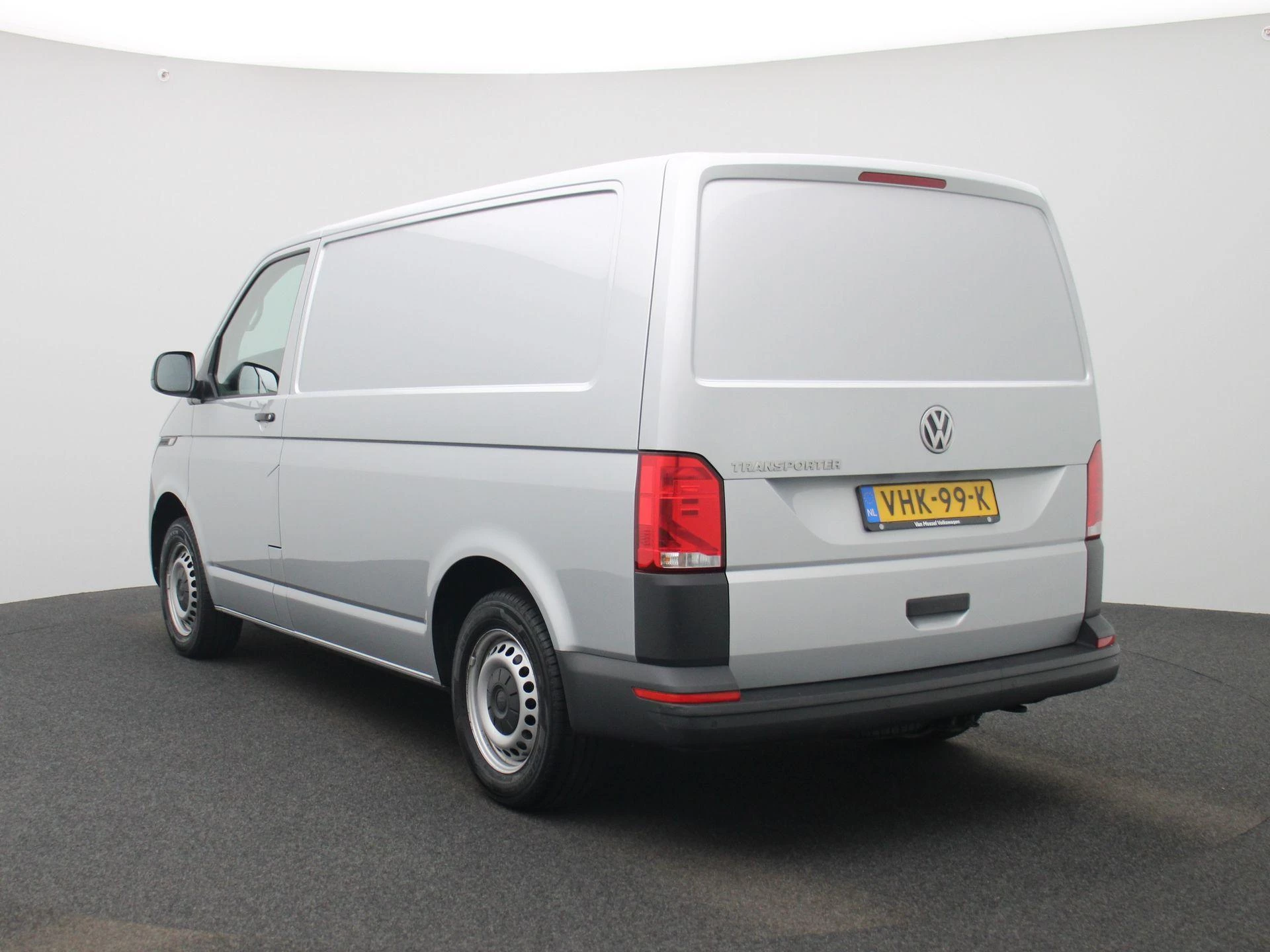 Volkswagen-Transporter-image-1