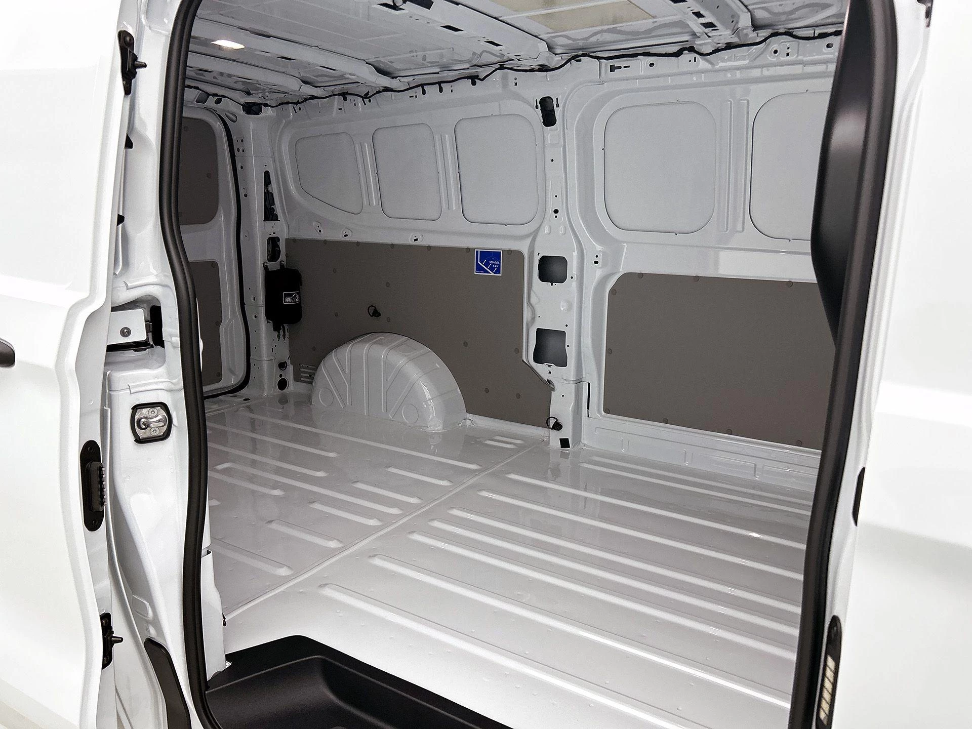 Volkswagen-e-Transporter-image-27
