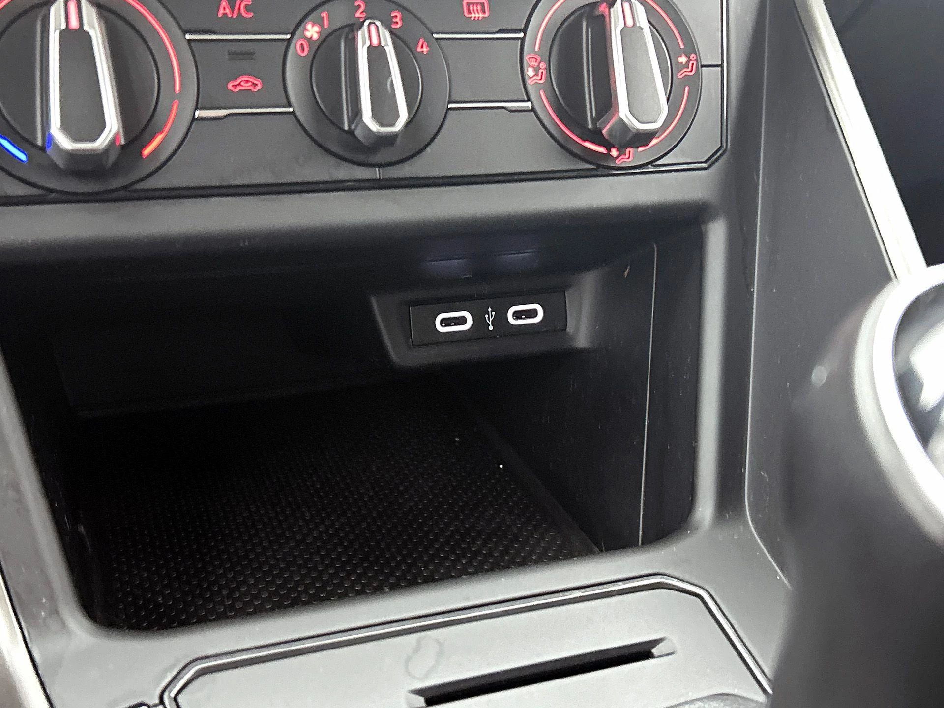 Volkswagen-Polo-image-21