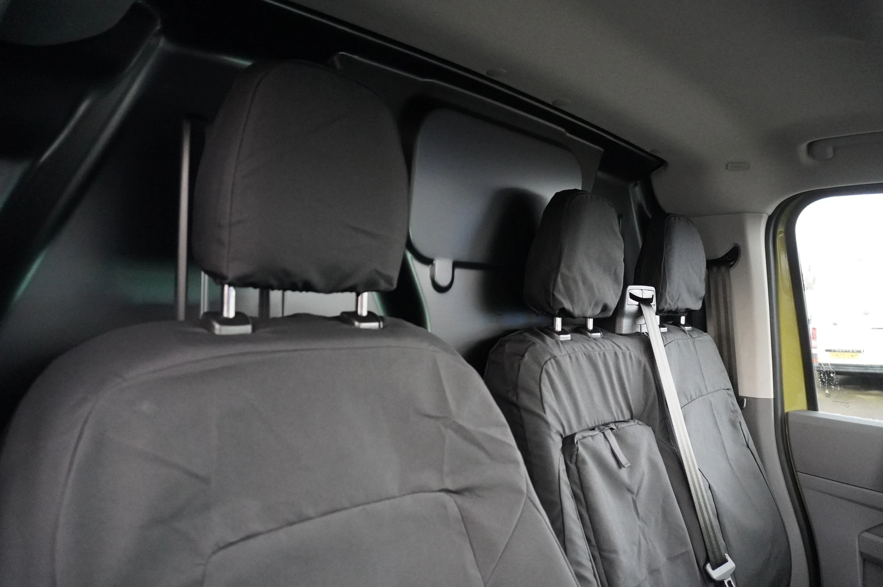 Volkswagen-Transporter-image-38