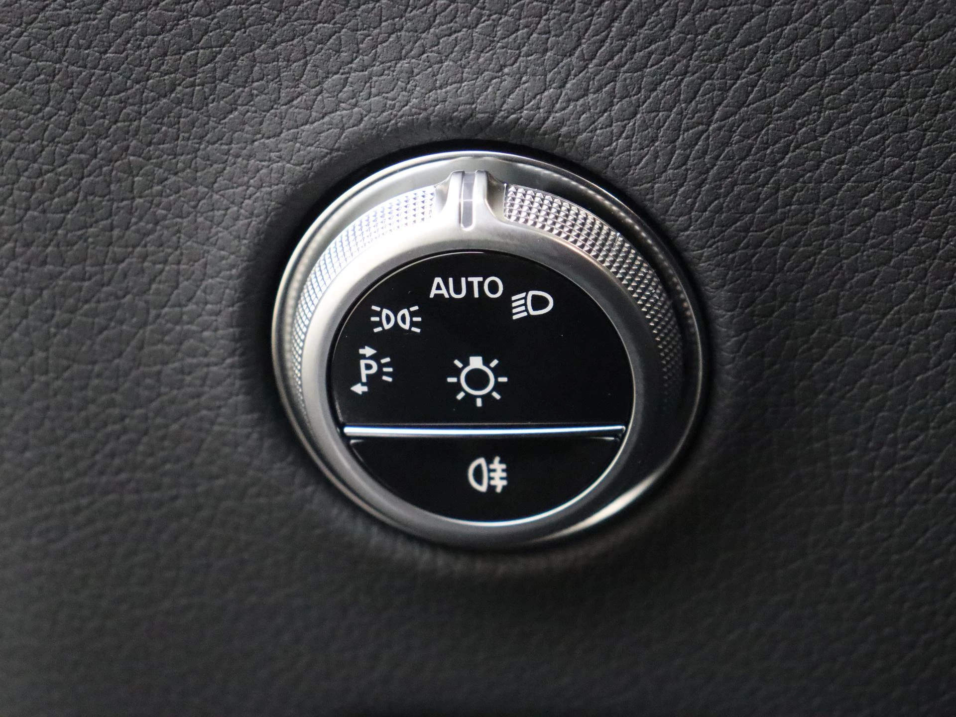 Mercedes-Benz-GLC-image-23