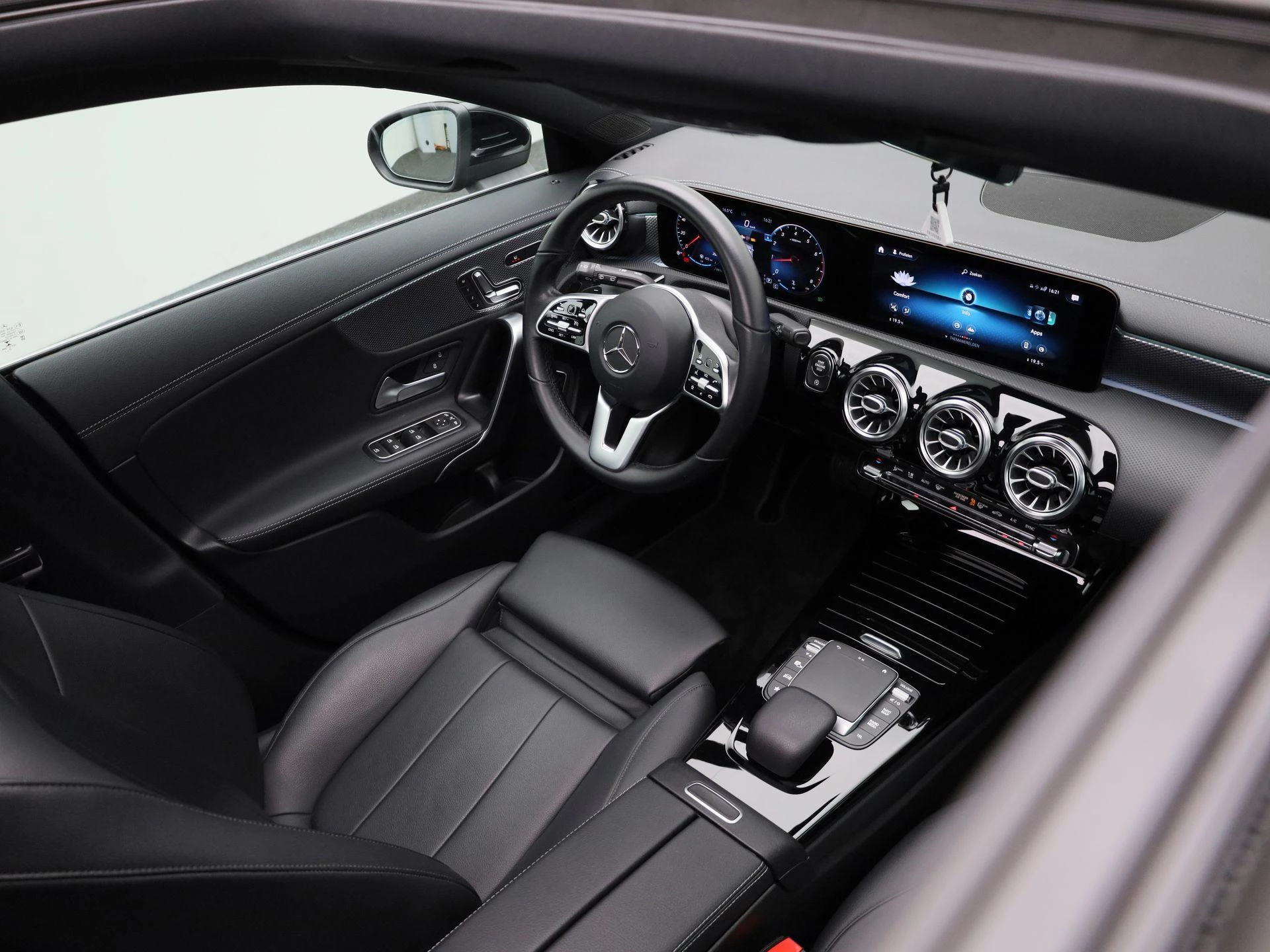 Mercedes-Benz-CLA-image-30