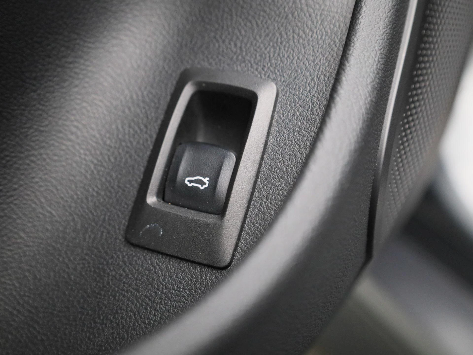 BMW-i4-image-31