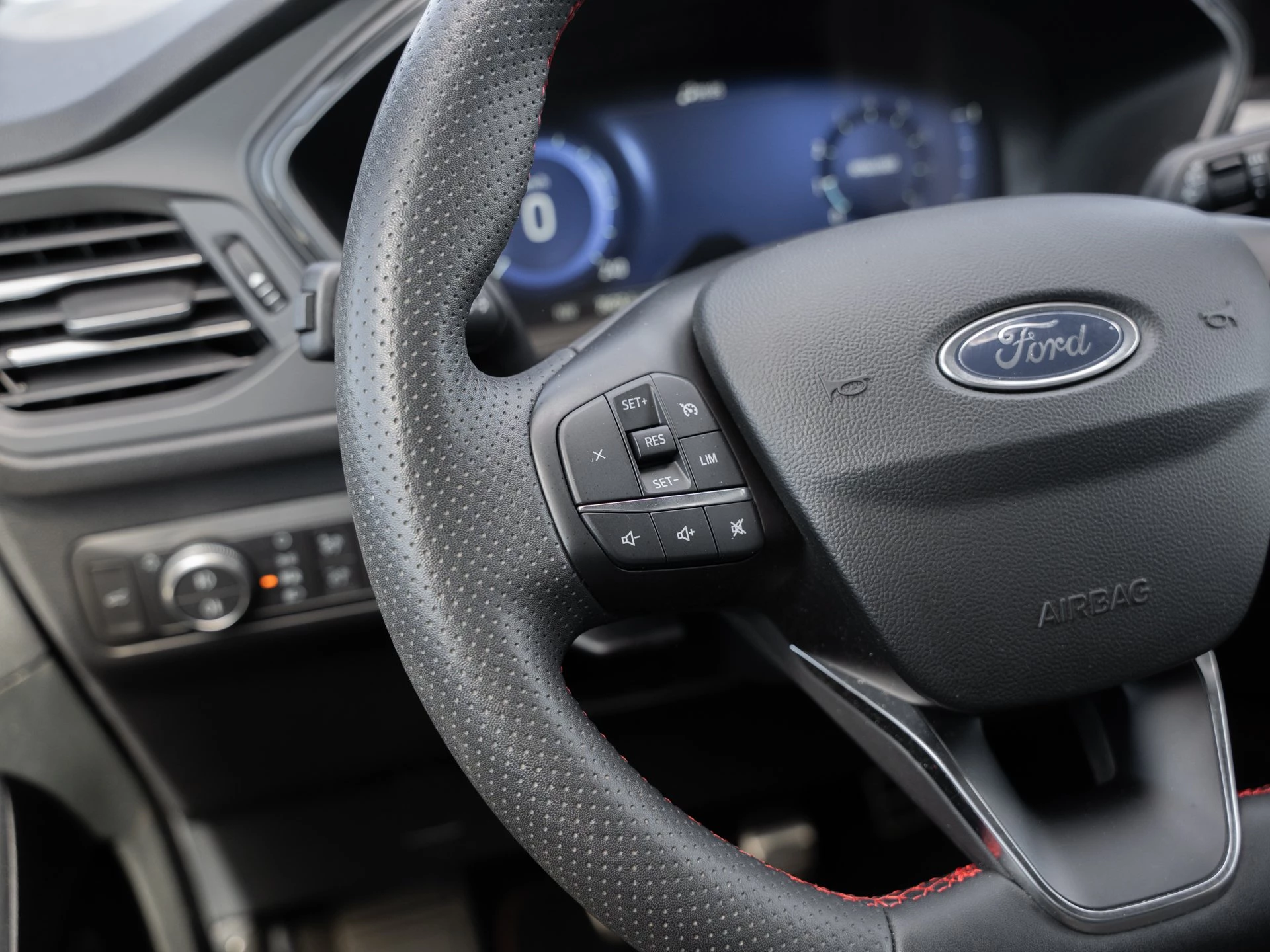 Ford Kuga ST-Line X 1.5 EcoBoost 110kW SUV 5-türig GJR*TECH.PKT*WINT.PKT*PANO*ST.PAKET