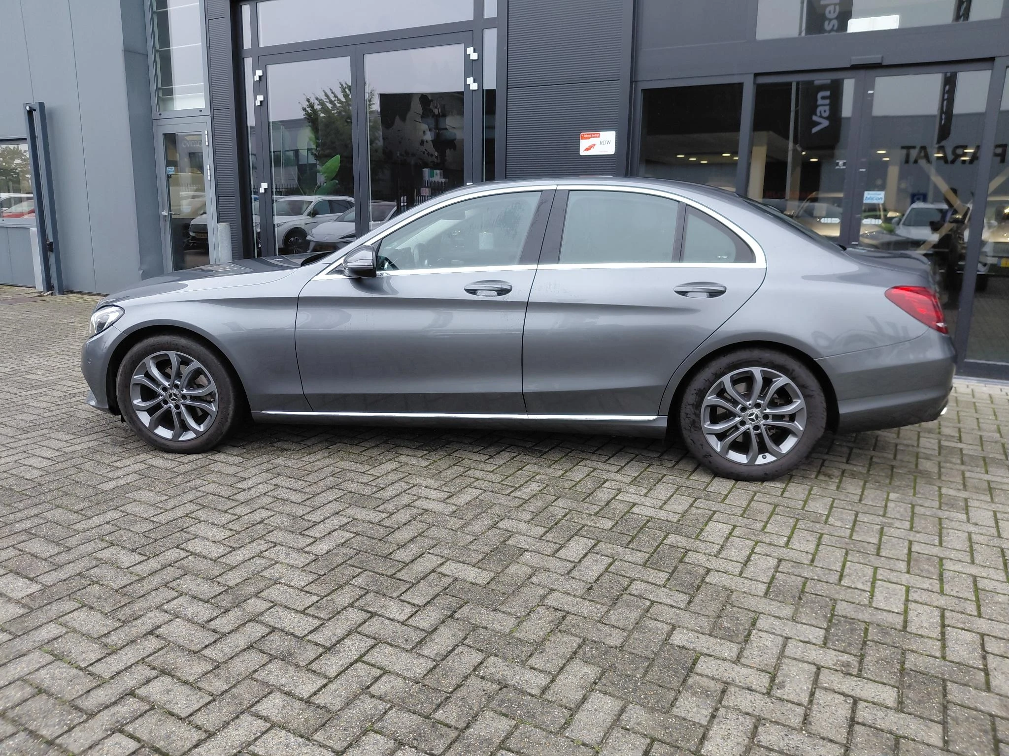 Mercedes-Benz-C-Klasse-image-2