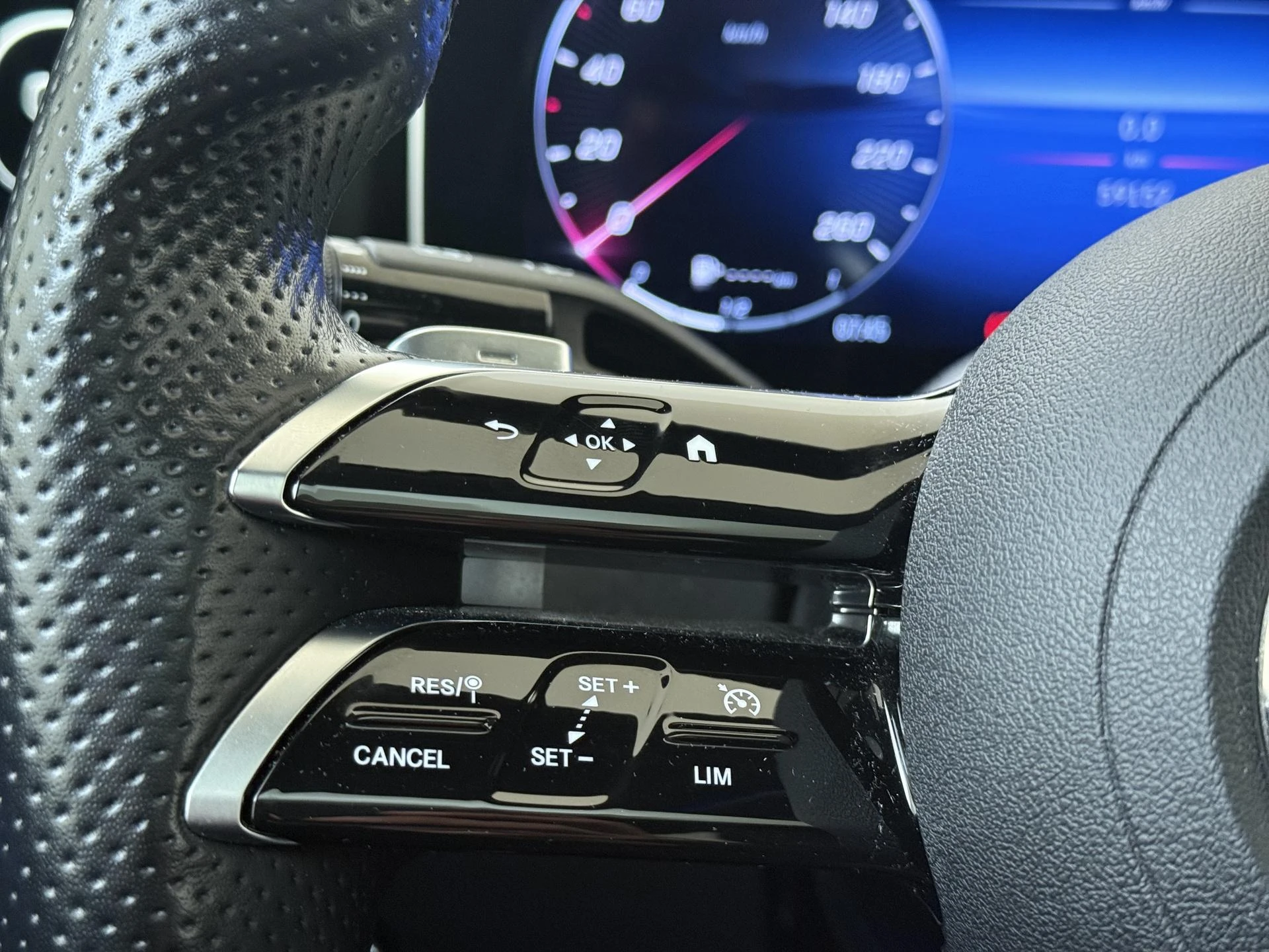 Mercedes-Benz-C-Klasse-image-12