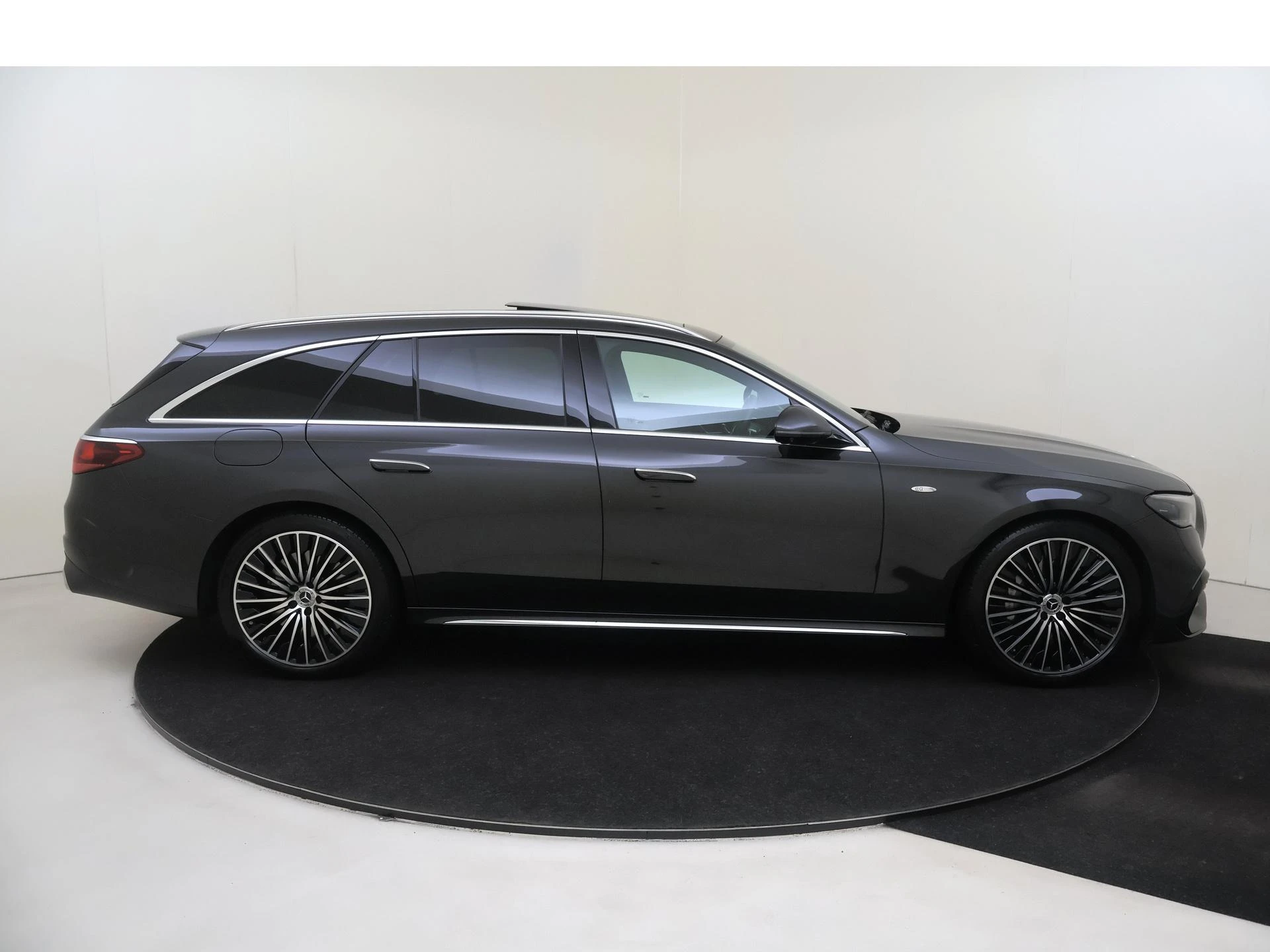 Mercedes-Benz-E-Klasse-image-8