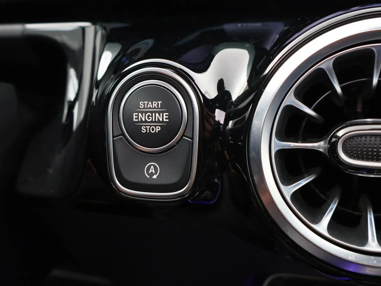 Mercedes-Benz-GLA-image-18